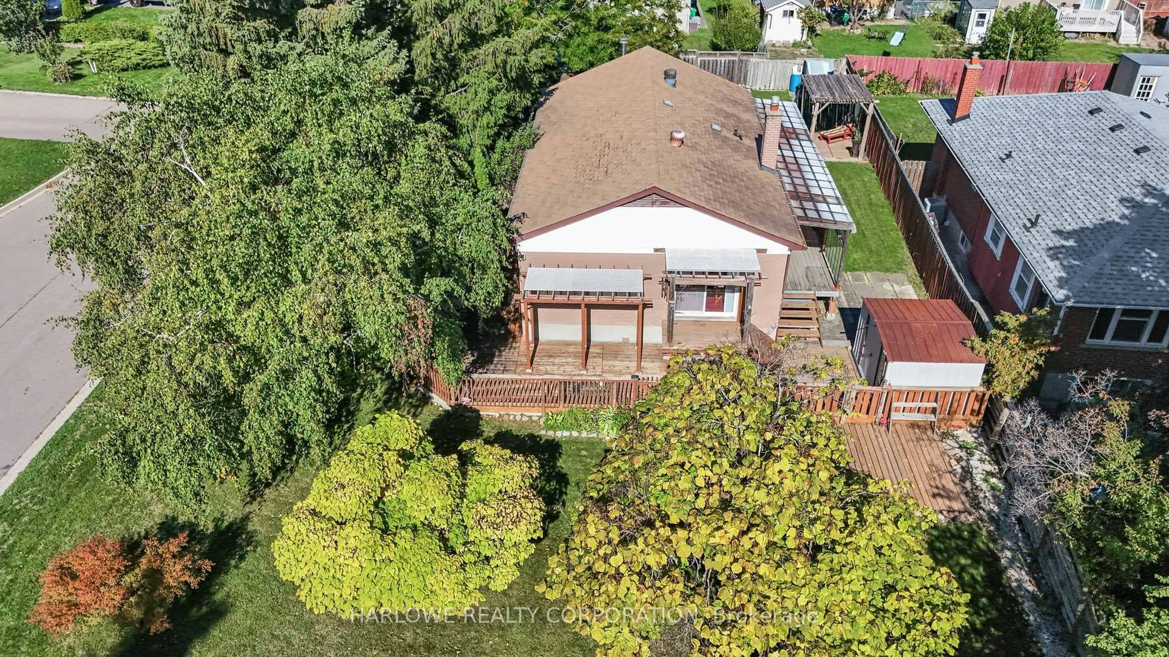 A pic from outside/outdoor area/front of a property/back of a property/a pic from drone, unknown for 39 Epsom Downs Dr, Brampton Ontario L6T 1Y7