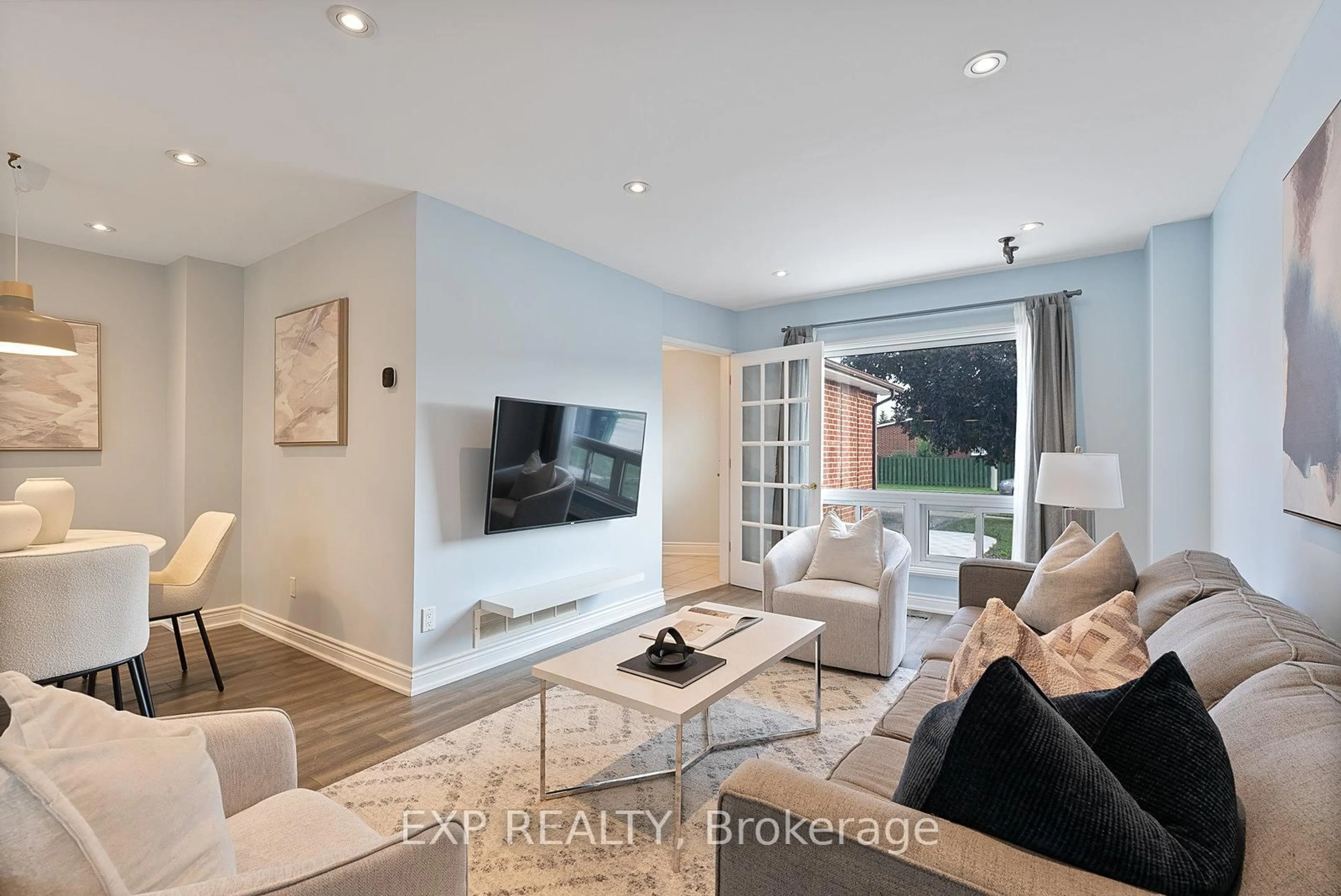 Living room with furniture, unknown for 4056 Longo Circ, Mississauga Ontario L4T 4C6