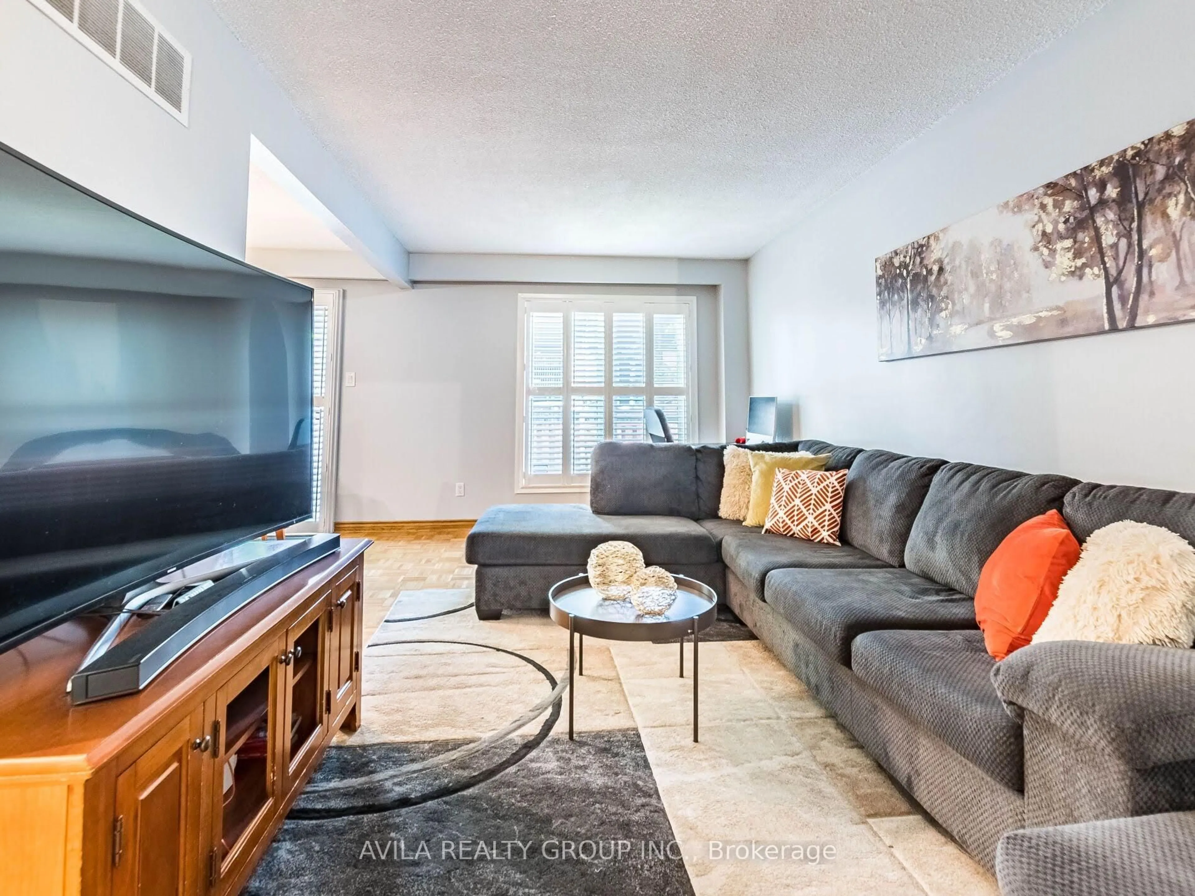 Living room with furniture, unknown for 750 Burnhamthorpe Rd #31, Mississauga Ontario L4Y 2X3