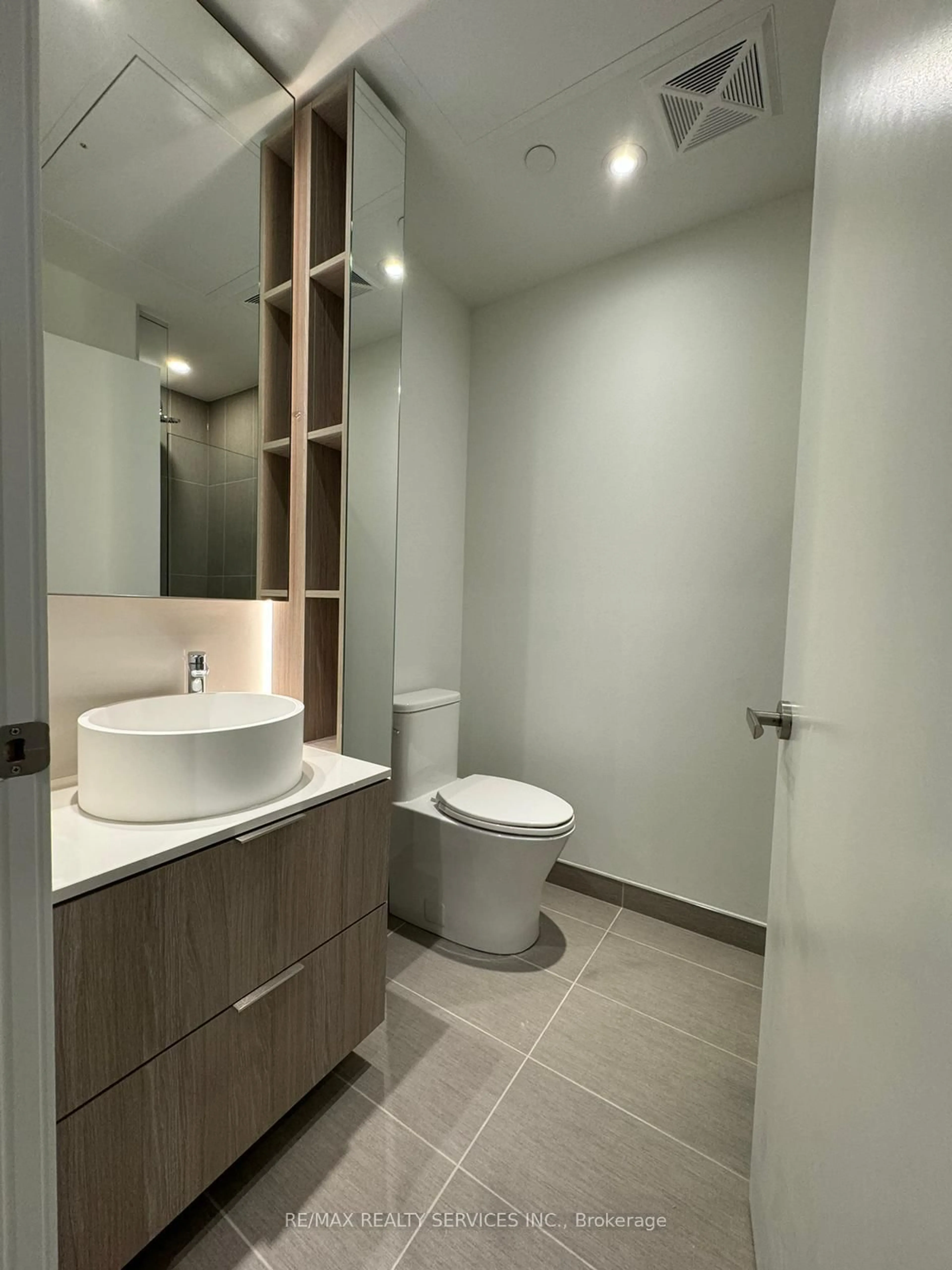 Contemporary bathroom, ceramic/tile floor for 28 Ann St #511, Mississauga Ontario L5G 3G1