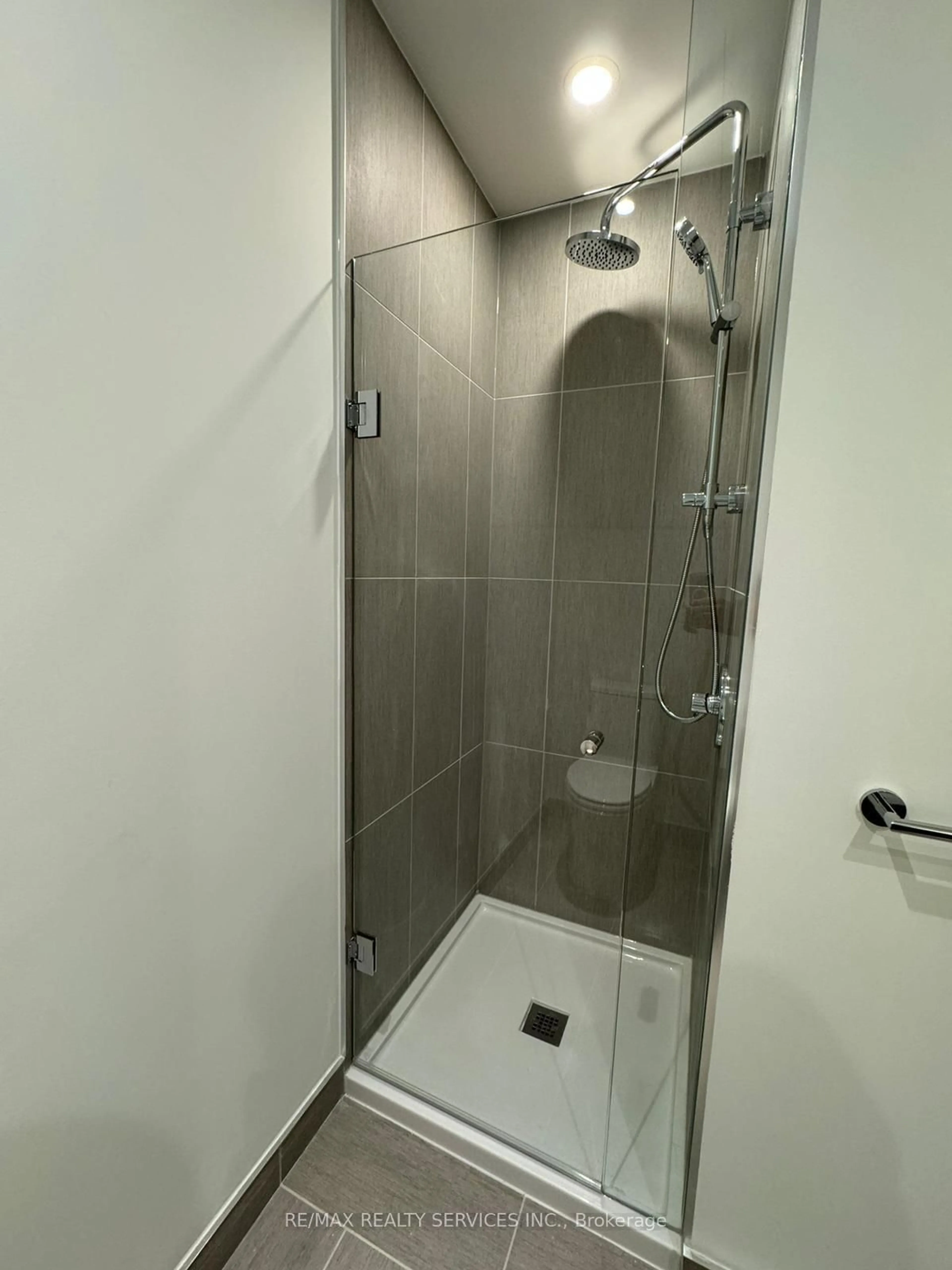Standard bathroom, unknown for 28 Ann St #511, Mississauga Ontario L5G 3G1