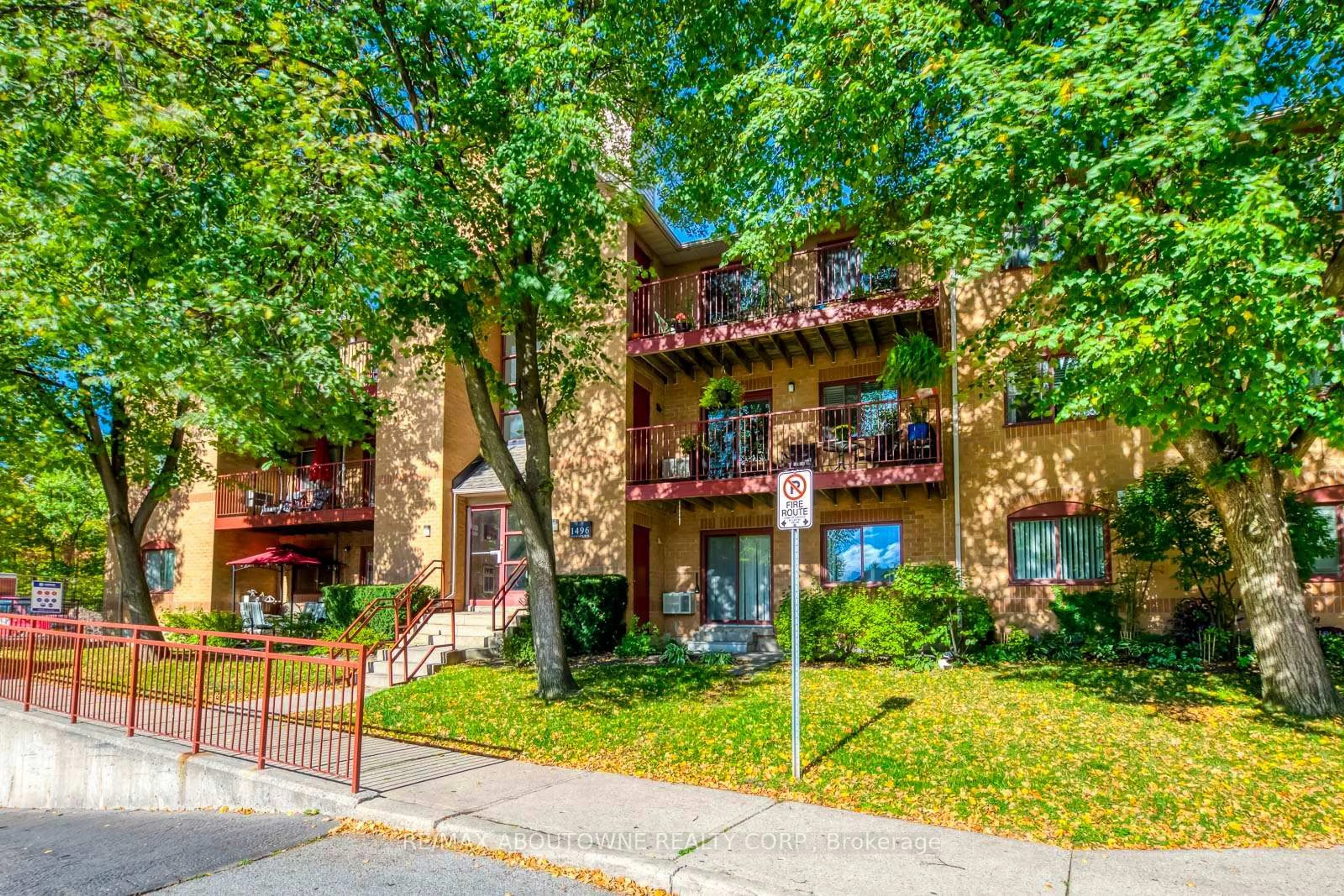 Patio, street for 1496 Pilgrims Way #113, Oakville Ontario L6M 3G9