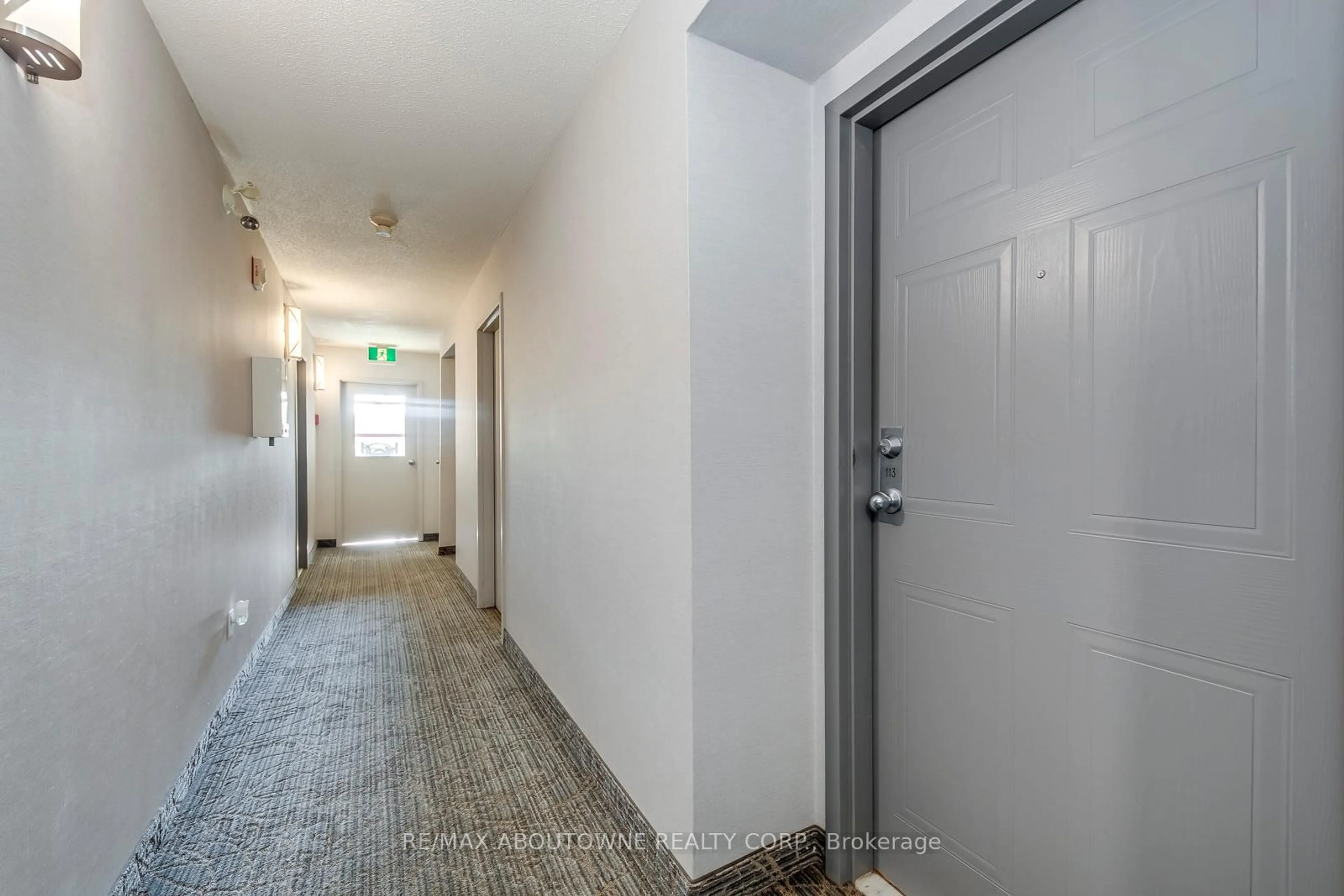 Indoor foyer for 1496 Pilgrims Way #113, Oakville Ontario L6M 3G9