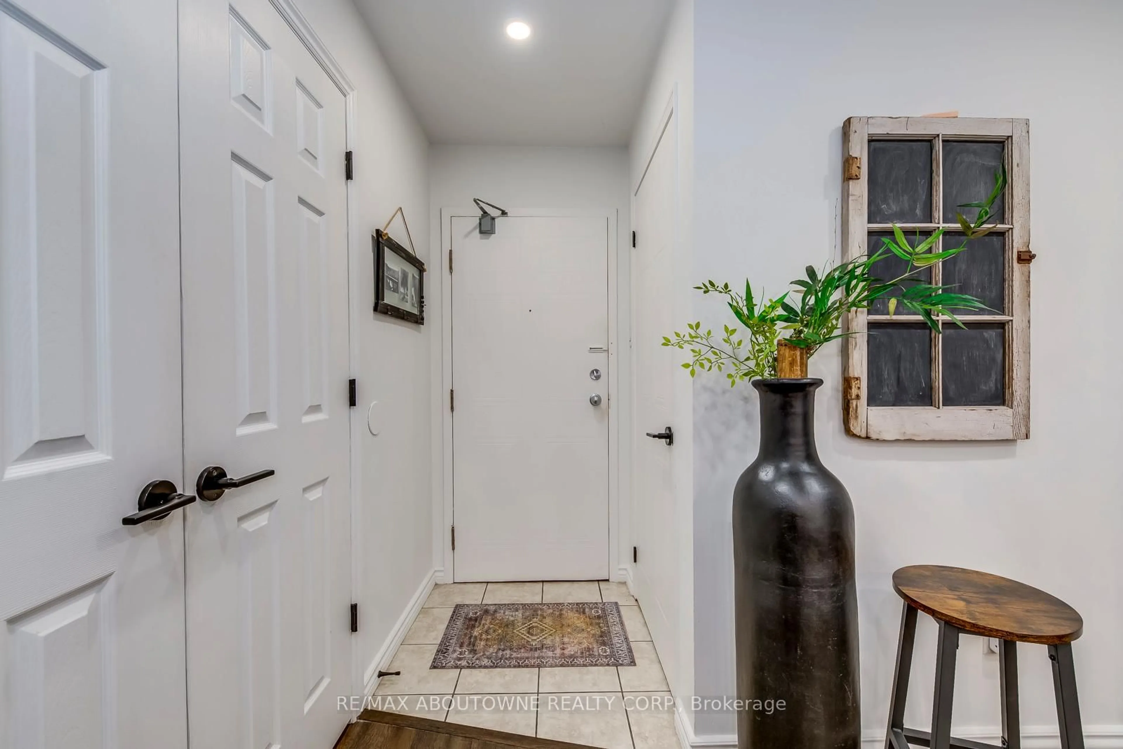 Indoor entryway for 1496 Pilgrims Way #113, Oakville Ontario L6M 3G9