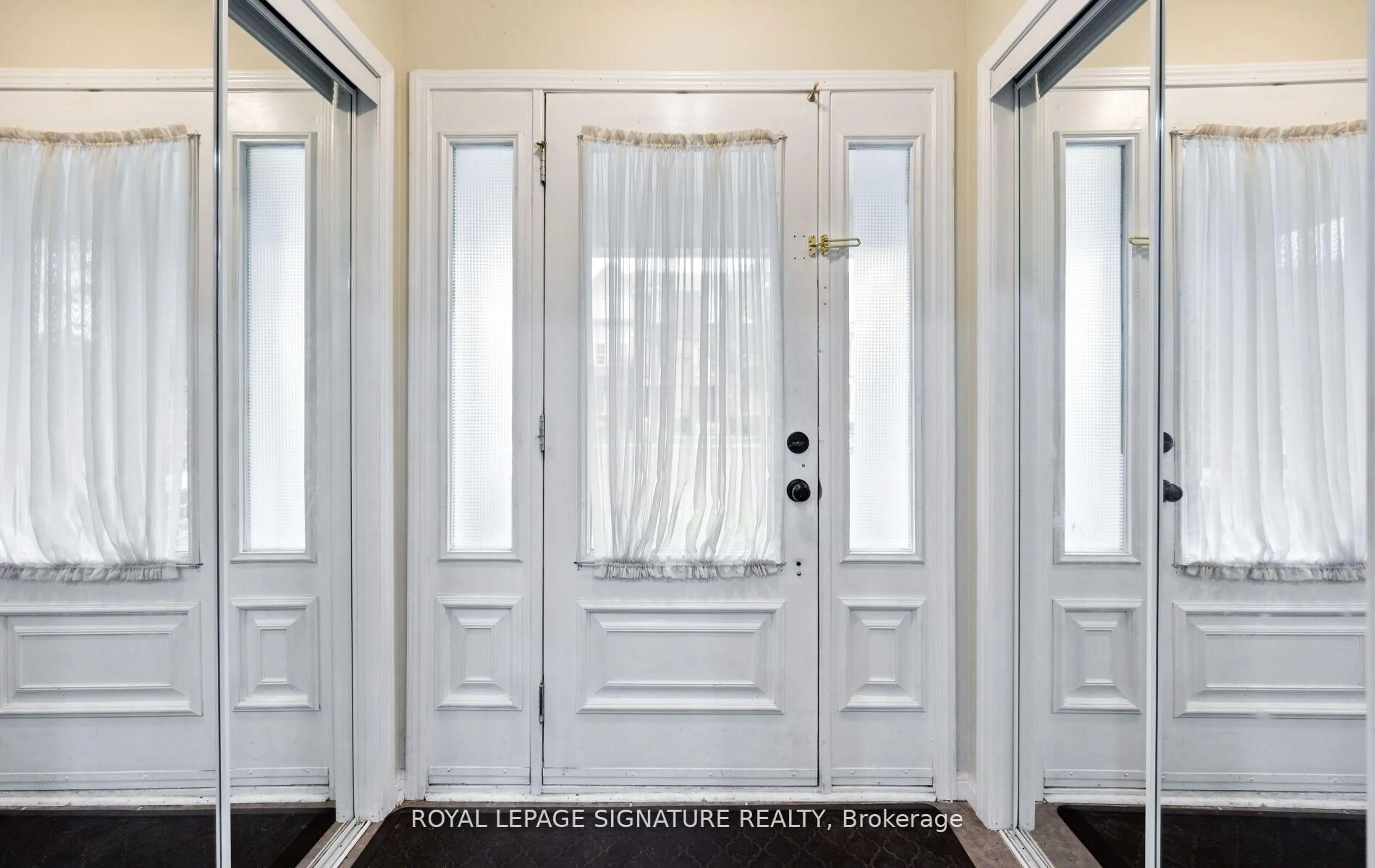 Indoor entryway for 656 Scott Blvd, Milton Ontario L9T 0P3