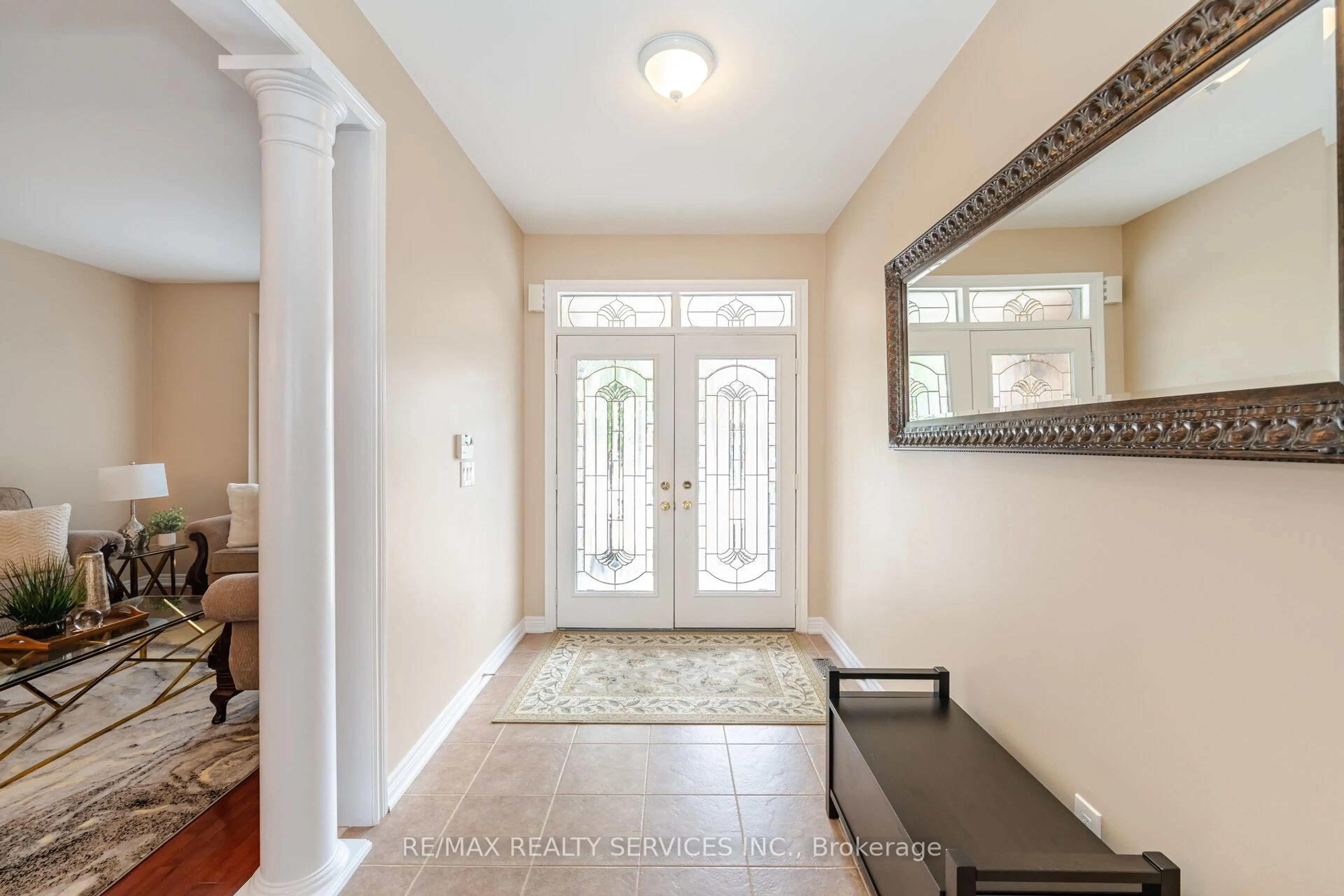 Indoor entryway for 17 Regis Circ, Brampton Ontario L6P 1Z4