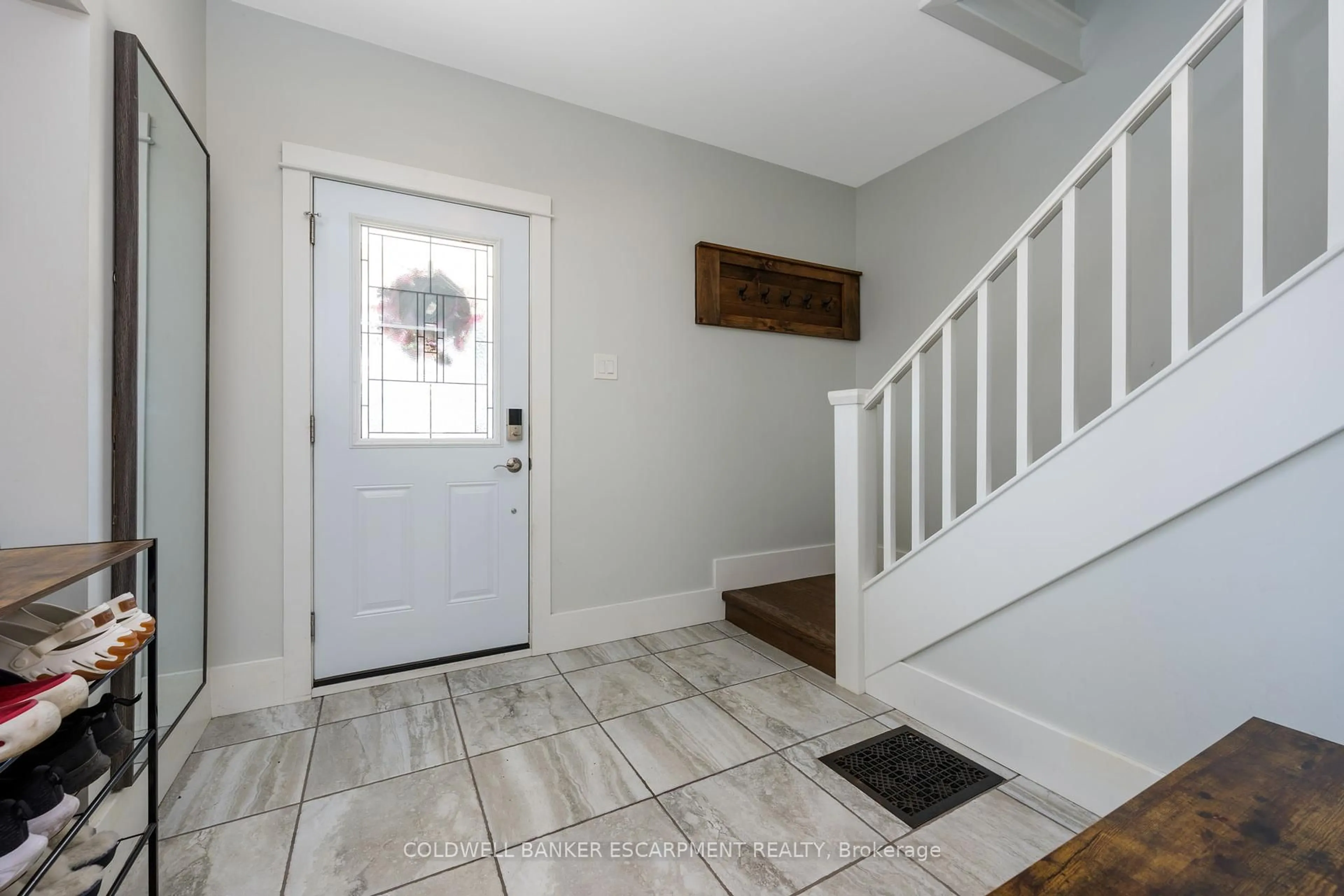 Indoor entryway for 13 Wilbur St, Halton Hills Ontario L7J 2C3