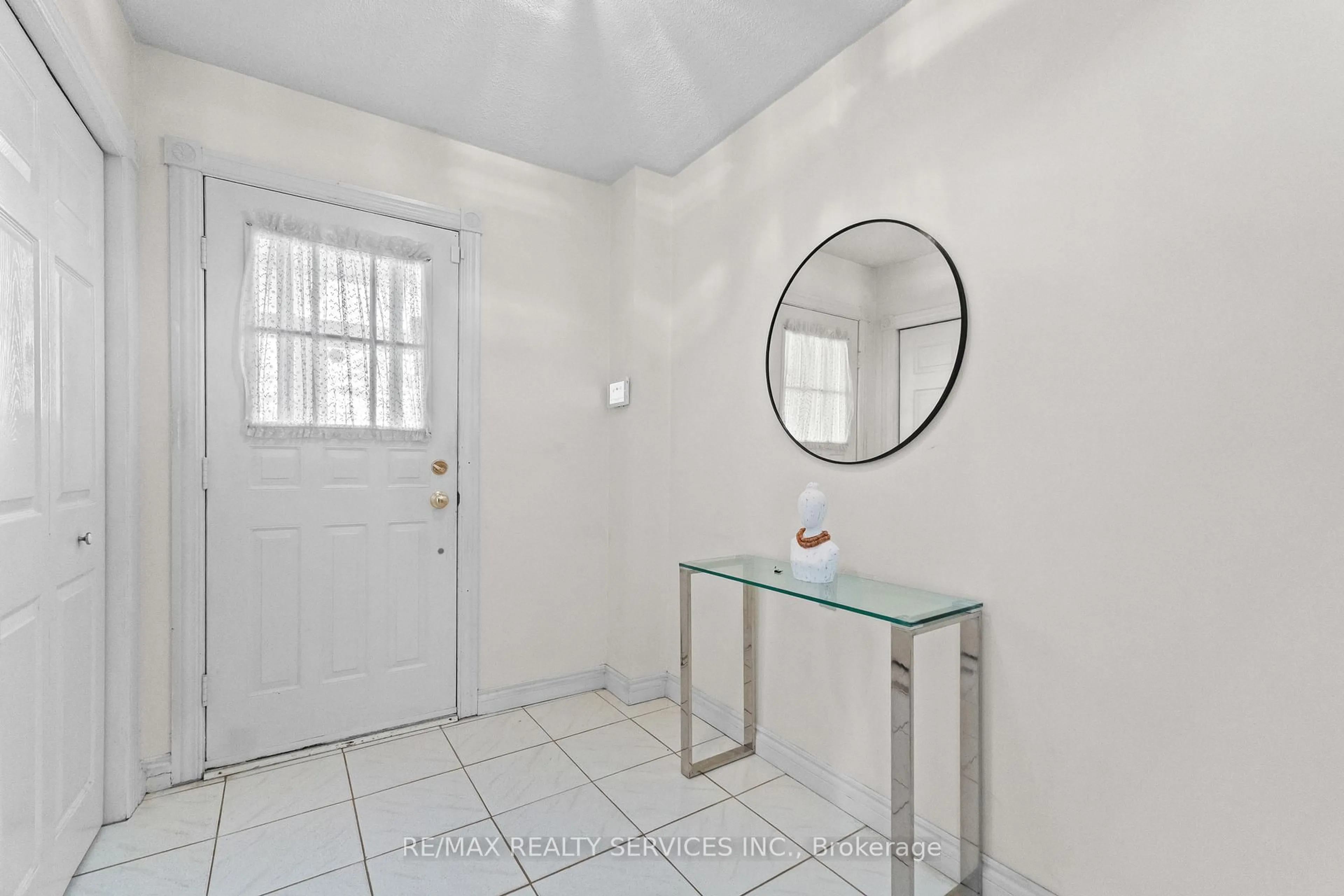 Indoor entryway for 67 Wildercroft Ave, Brampton Ontario L6V 4G6