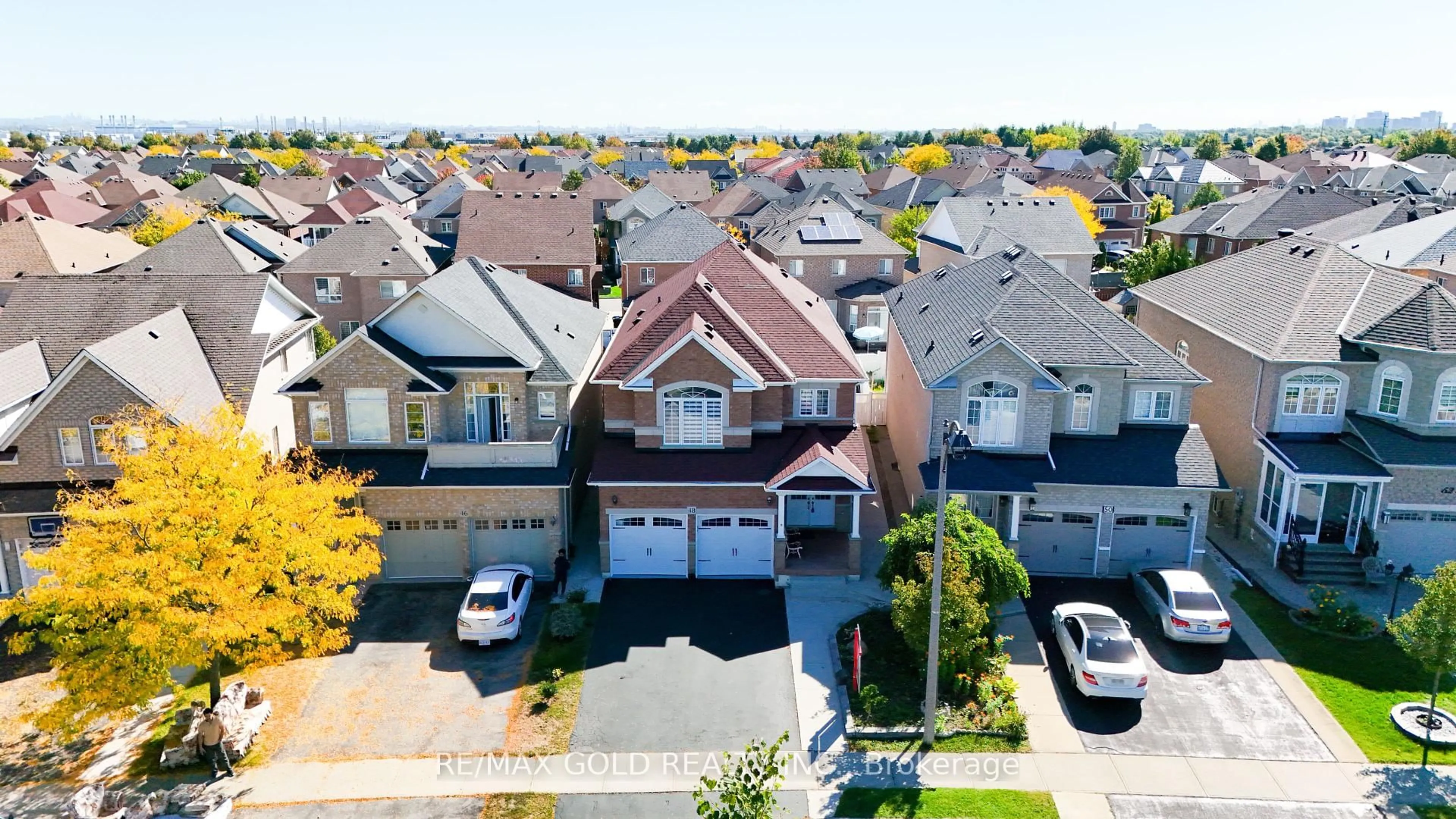 A pic from outside/outdoor area/front of a property/back of a property/a pic from drone, street for 48 Fountainview Way, Brampton Ontario L6S 6K6