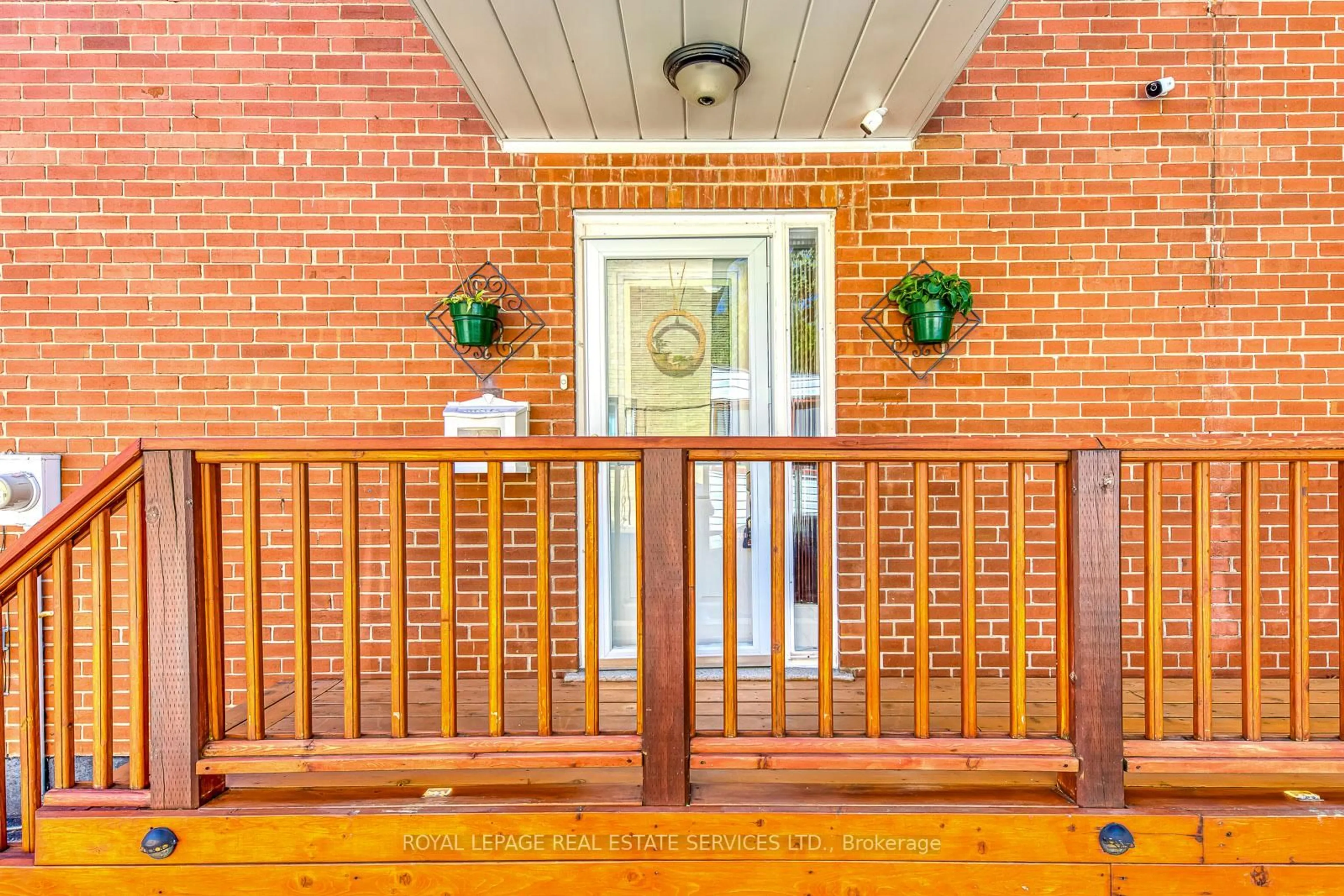 Indoor foyer for 2257 Wiseman Crt, Mississauga Ontario L5J 1P4