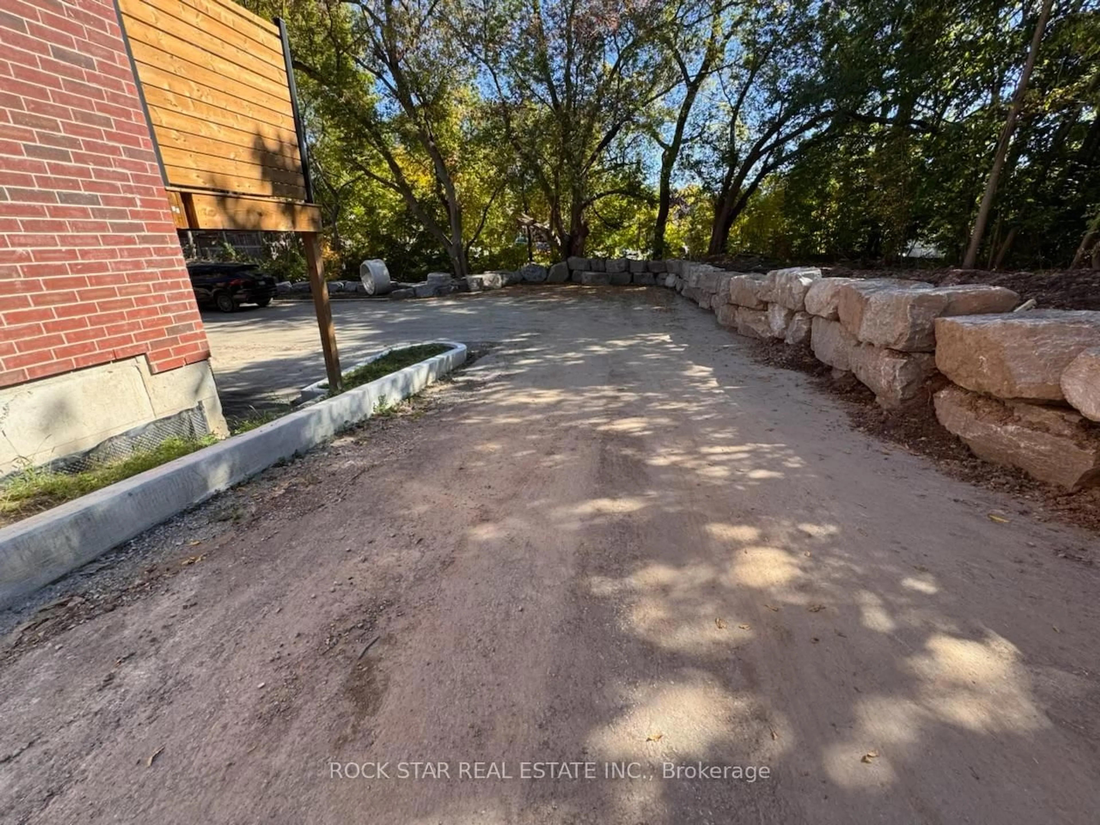 A pic from outside/outdoor area/front of a property/back of a property/a pic from drone, street for 17 James St, Halton Hills Ontario L7G 2H2