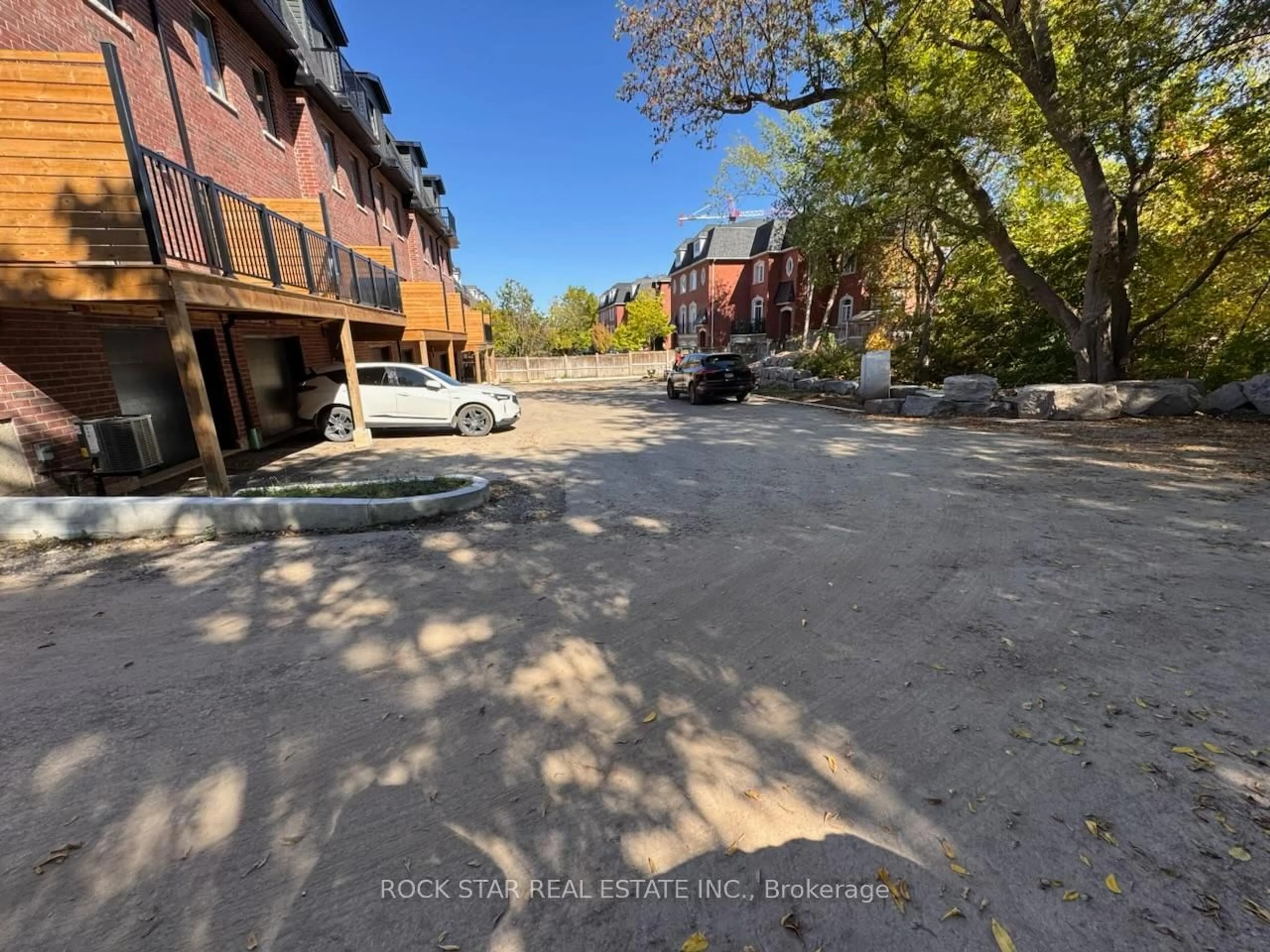 A pic from outside/outdoor area/front of a property/back of a property/a pic from drone, street for 17 James St, Halton Hills Ontario L7G 2H2