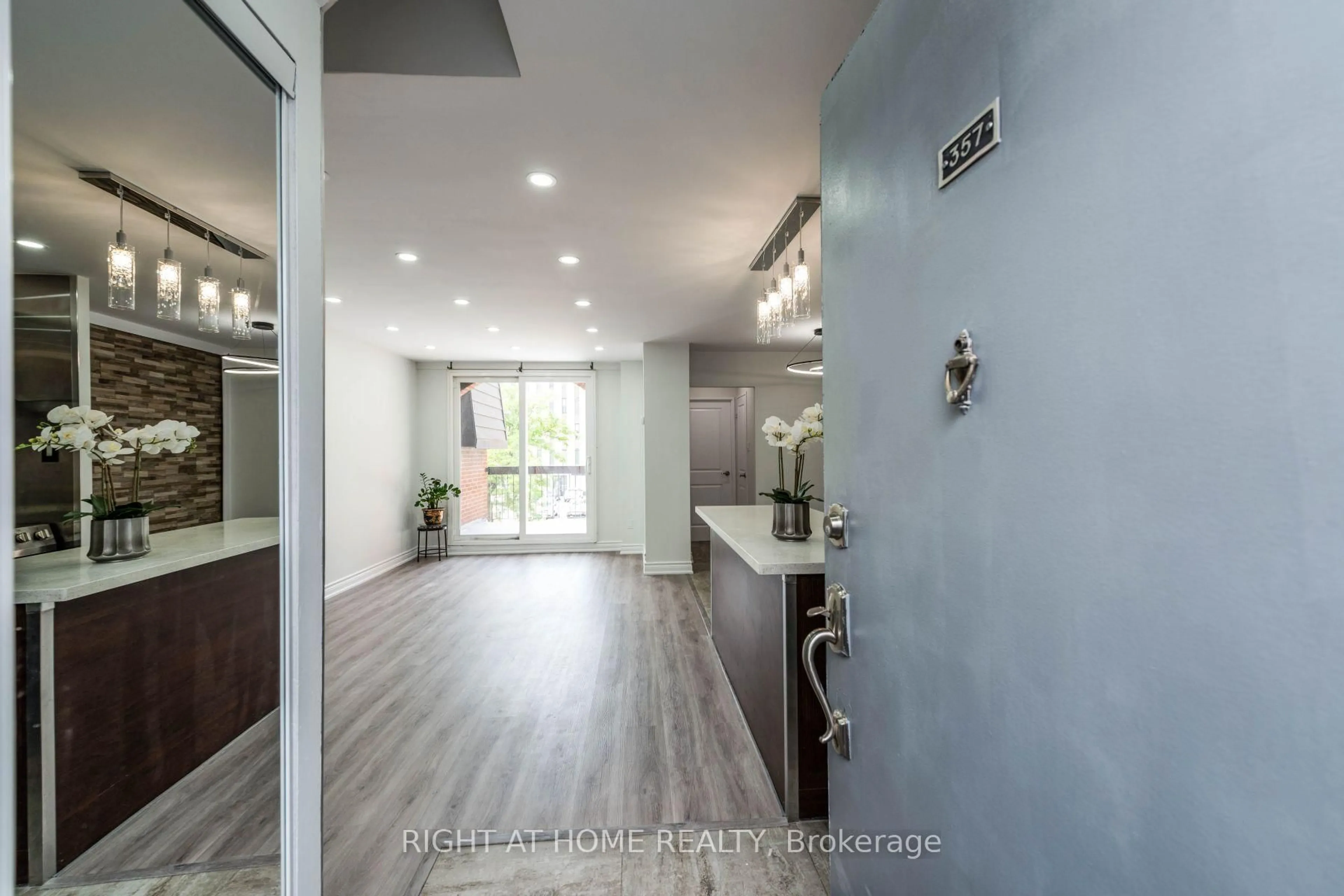 Indoor entryway for 1395 Williamsport Dr #357, Mississauga Ontario L4X 2T4