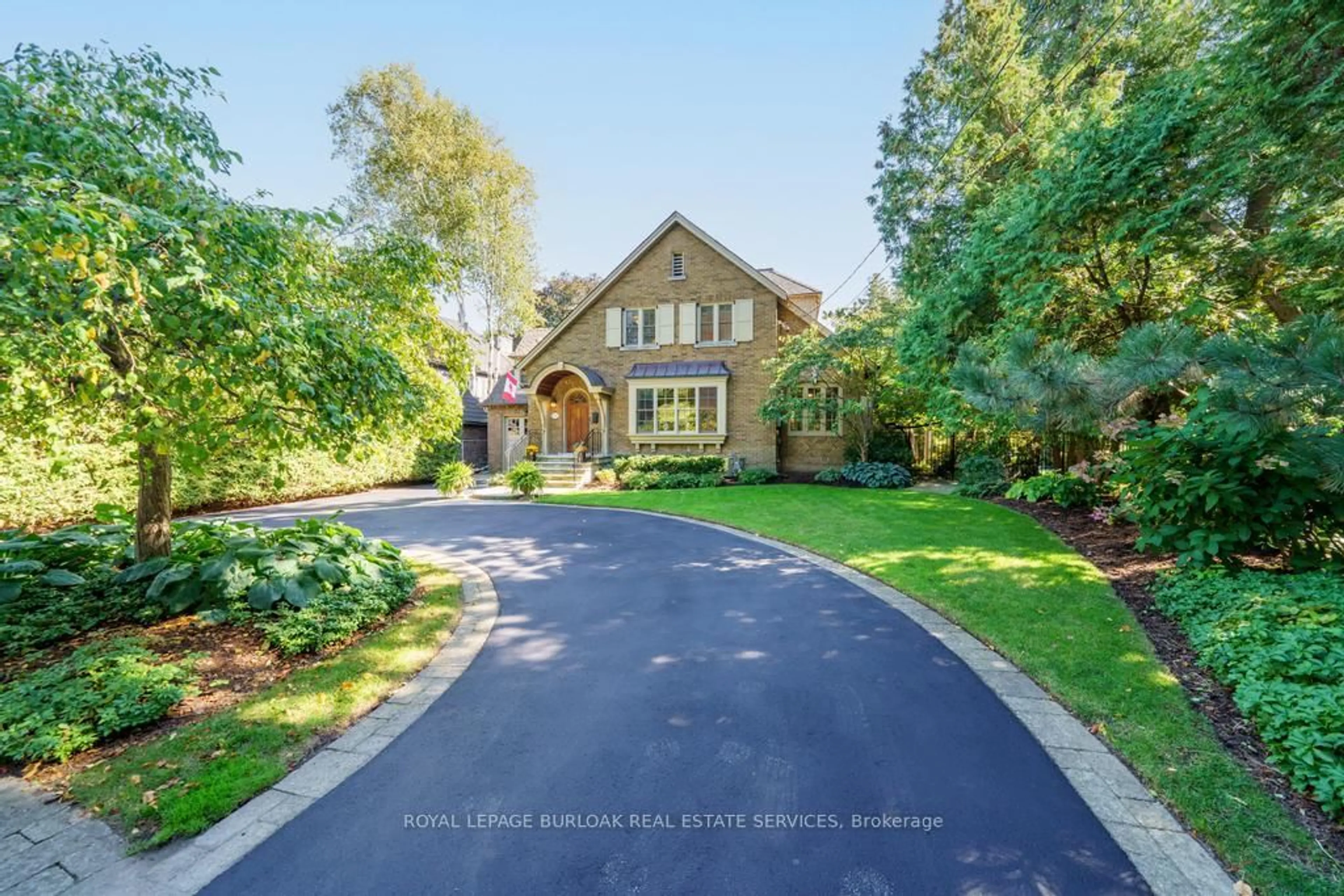 A pic from outside/outdoor area/front of a property/back of a property/a pic from drone, street for 3104 First St, Burlington Ontario L7N 1C6