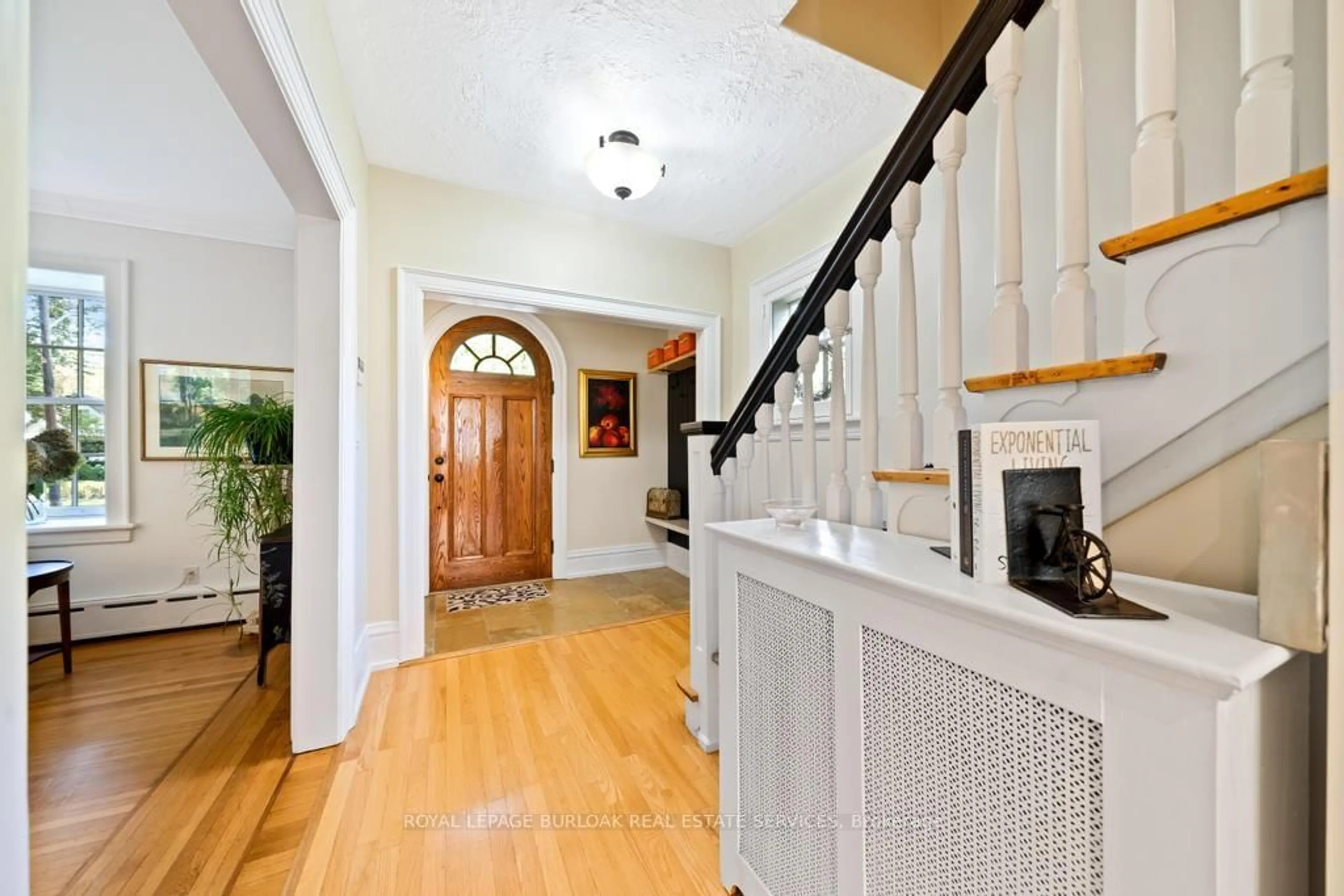 Indoor foyer for 3104 First St, Burlington Ontario L7N 1C6