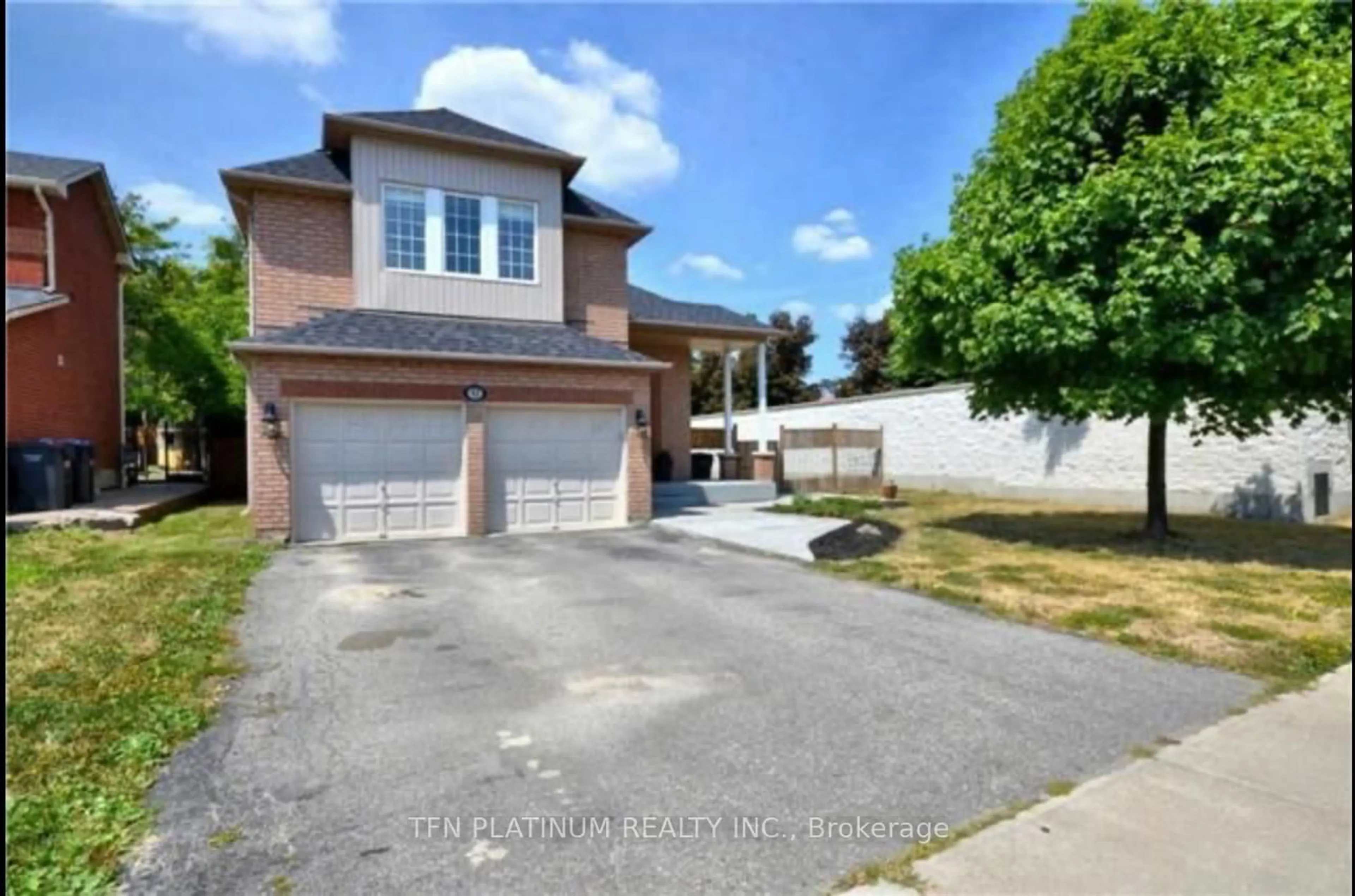 A pic from outside/outdoor area/front of a property/back of a property/a pic from drone, street for 42 Southbend Dr, Brampton Ontario L7A 1K5