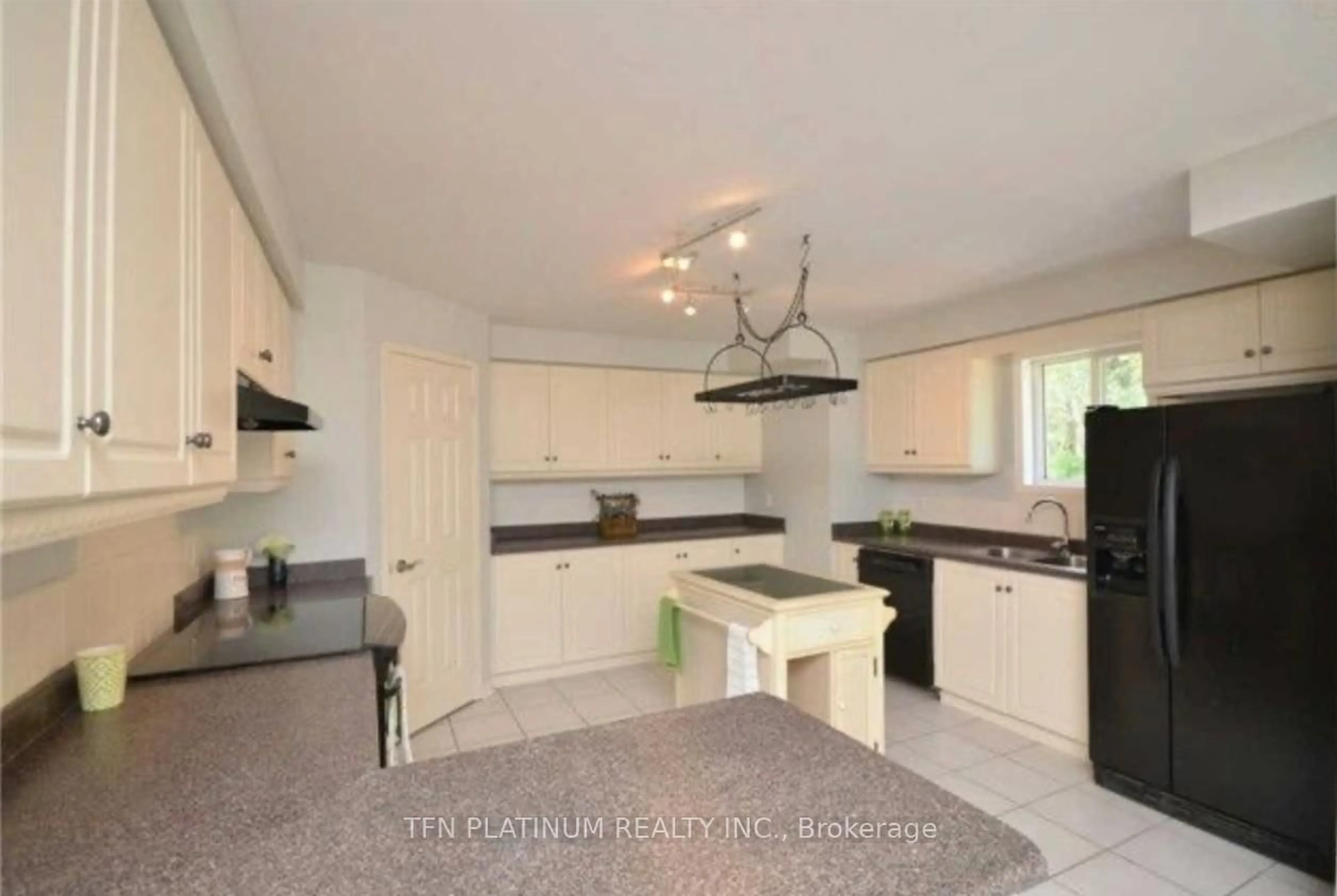 Open concept kitchen, ceramic/tile floor for 42 Southbend Dr, Brampton Ontario L7A 1K5