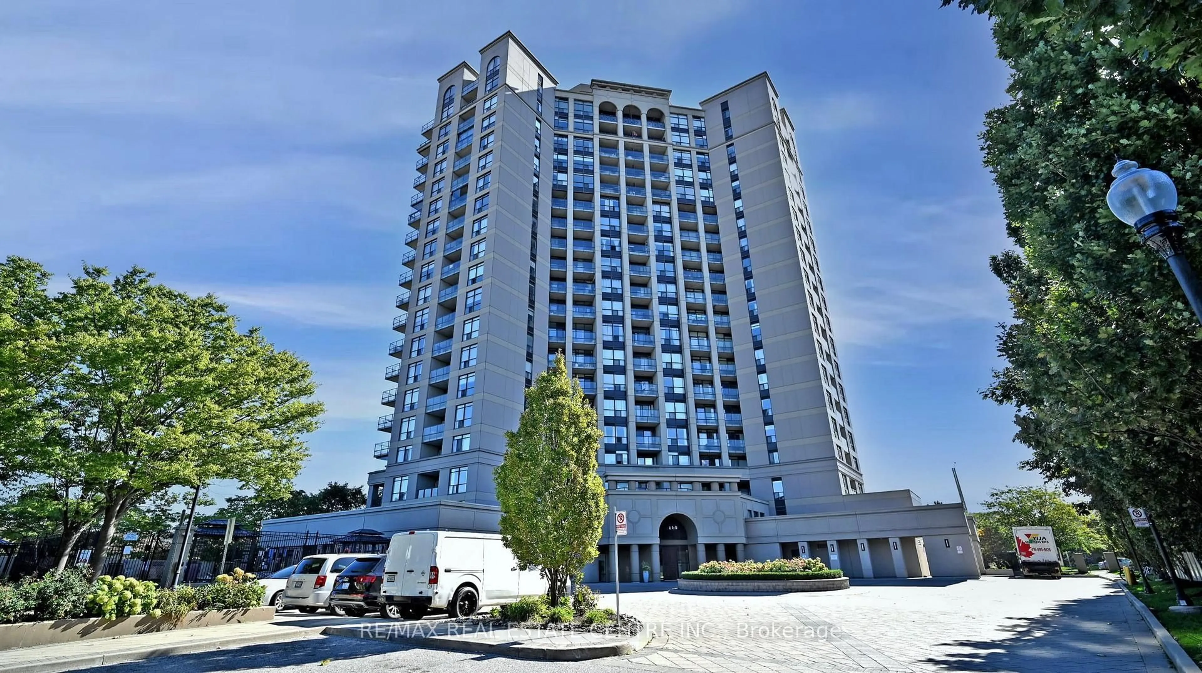 Indoor foyer for 220 Forum Dr #505, Mississauga Ontario L4Z 4K1