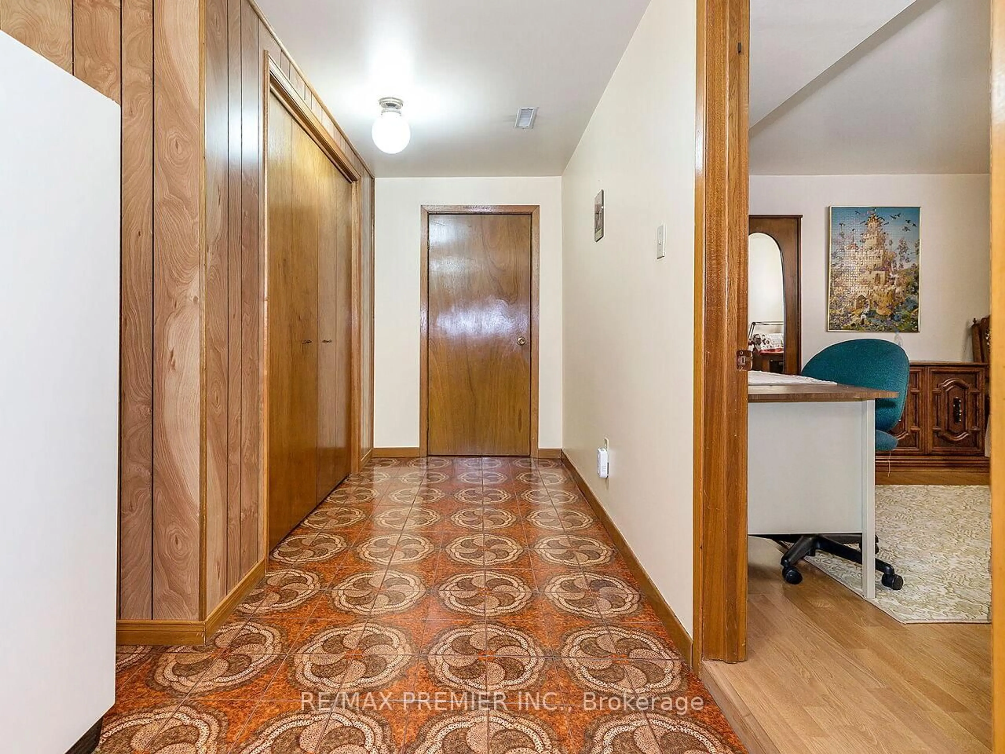 Indoor foyer for 33 Clair Rd, Toronto Ontario M3N 1A7