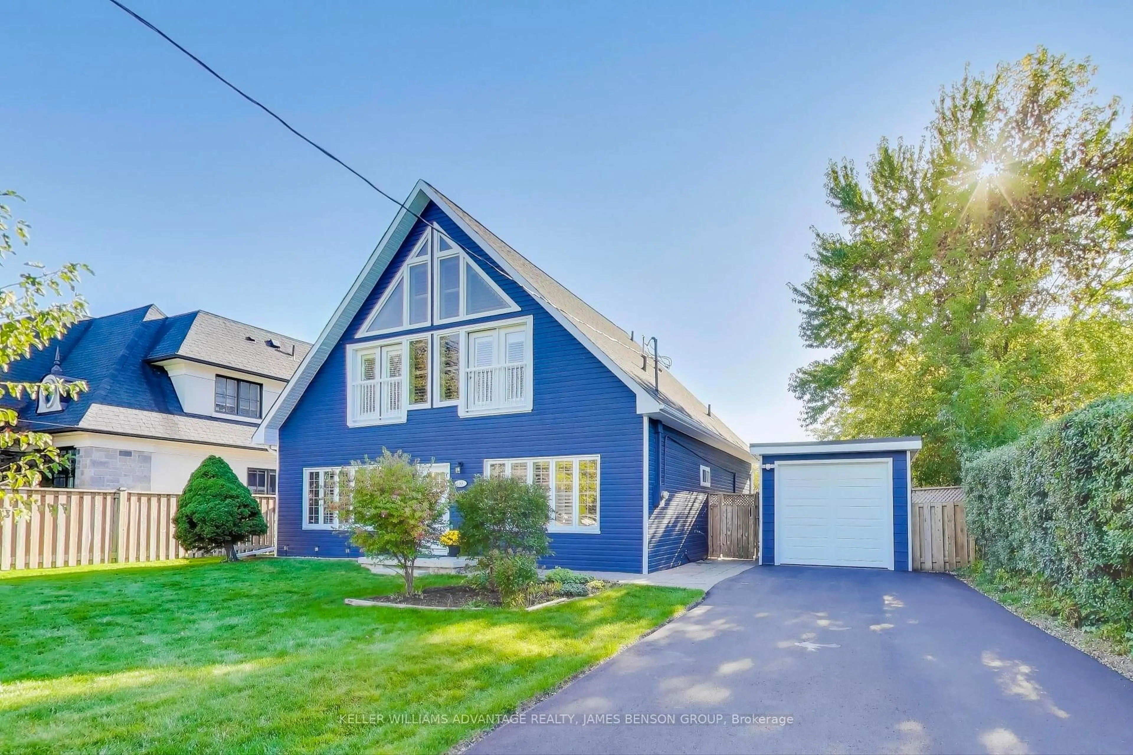 Home with vinyl exterior material, street for 1188 Mineola Gdns, Mississauga Ontario L5G 3X9