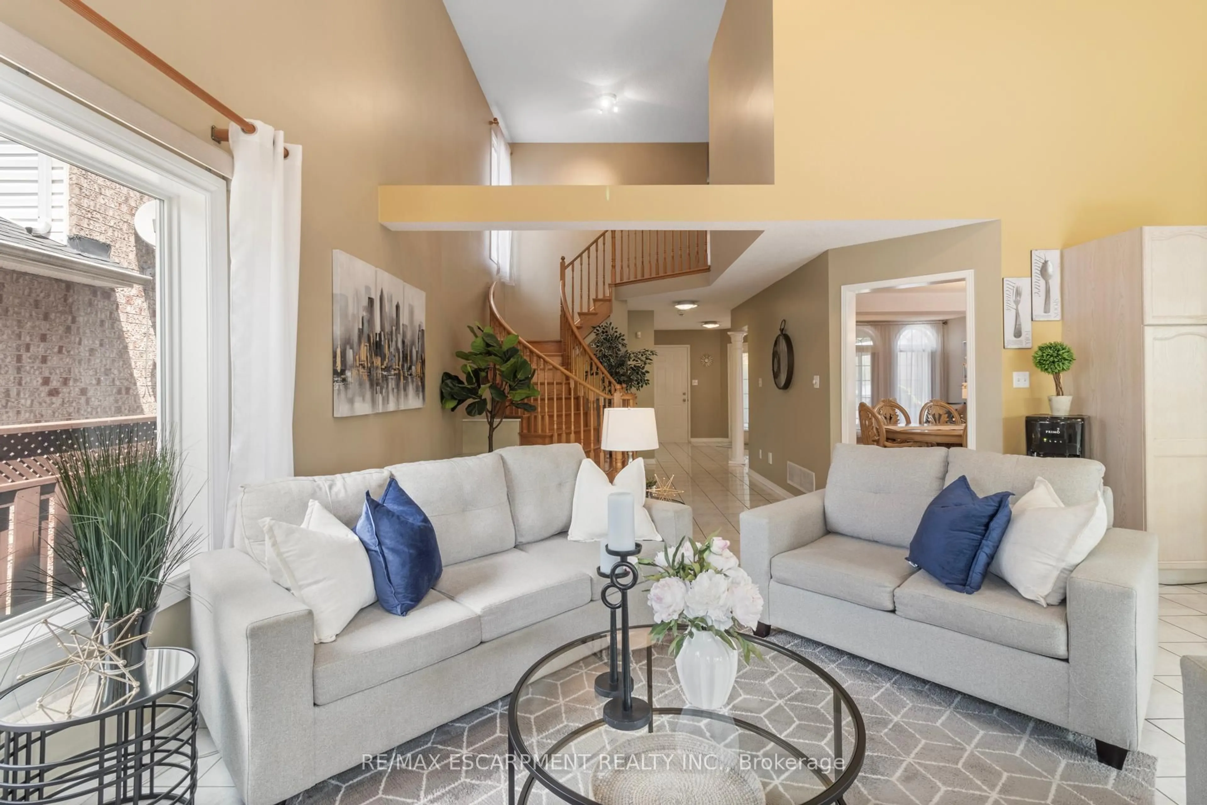 Living room with furniture, unknown for 5414 Kinglet Ave, Mississauga Ontario L5V 2C8