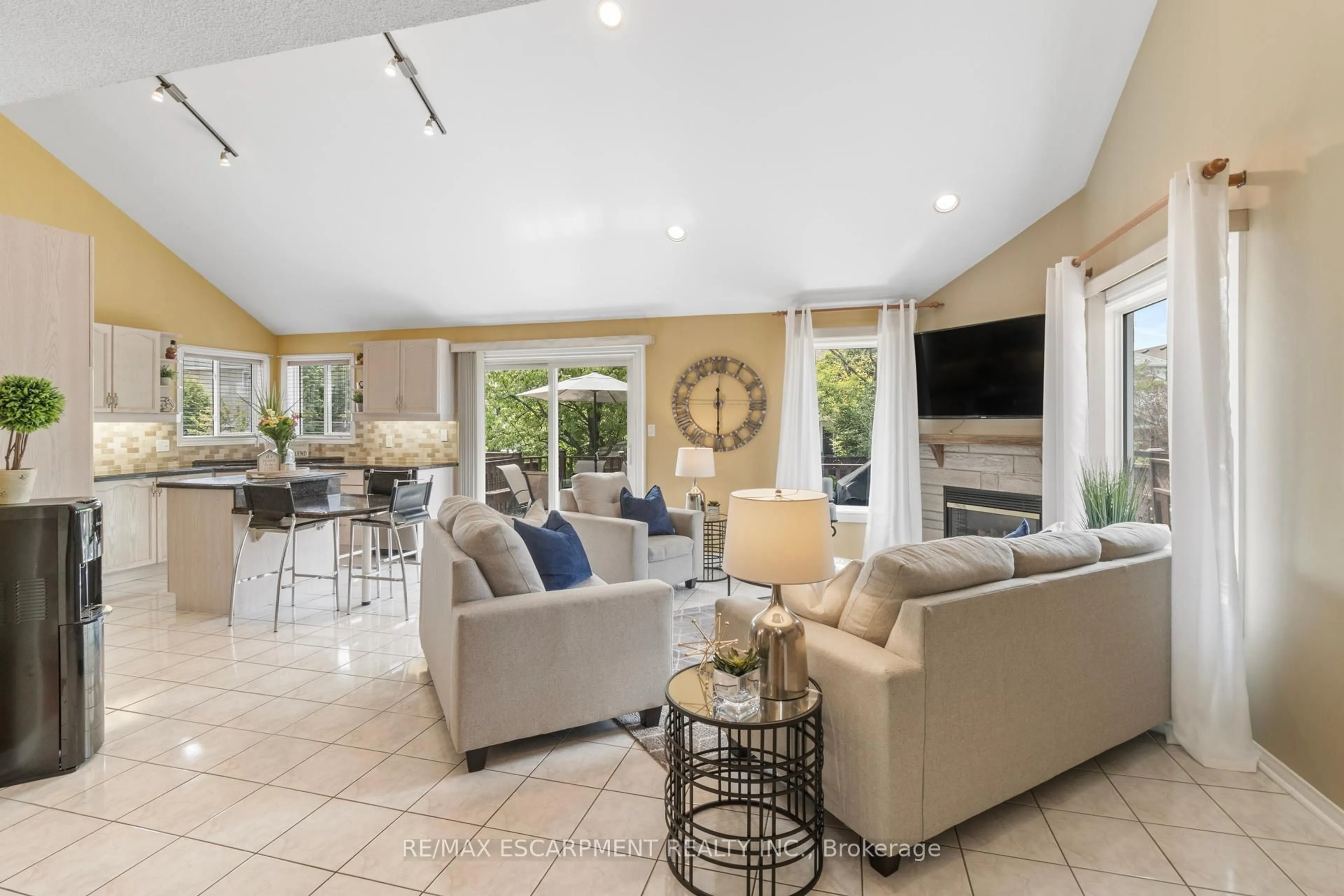 Living room with furniture, ceramic/tile floor for 5414 Kinglet Ave, Mississauga Ontario L5V 2C8