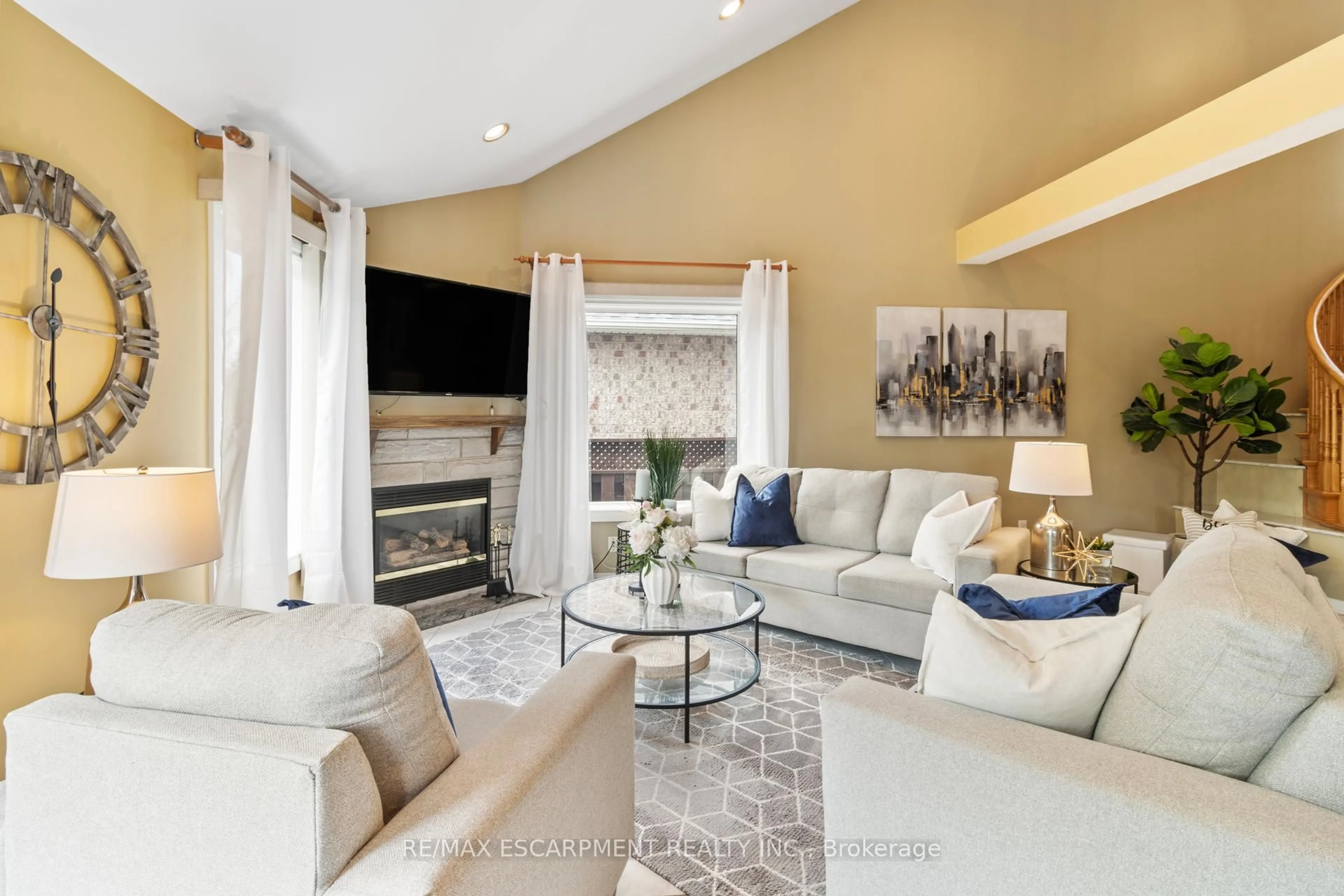 Living room with furniture, unknown for 5414 Kinglet Ave, Mississauga Ontario L5V 2C8