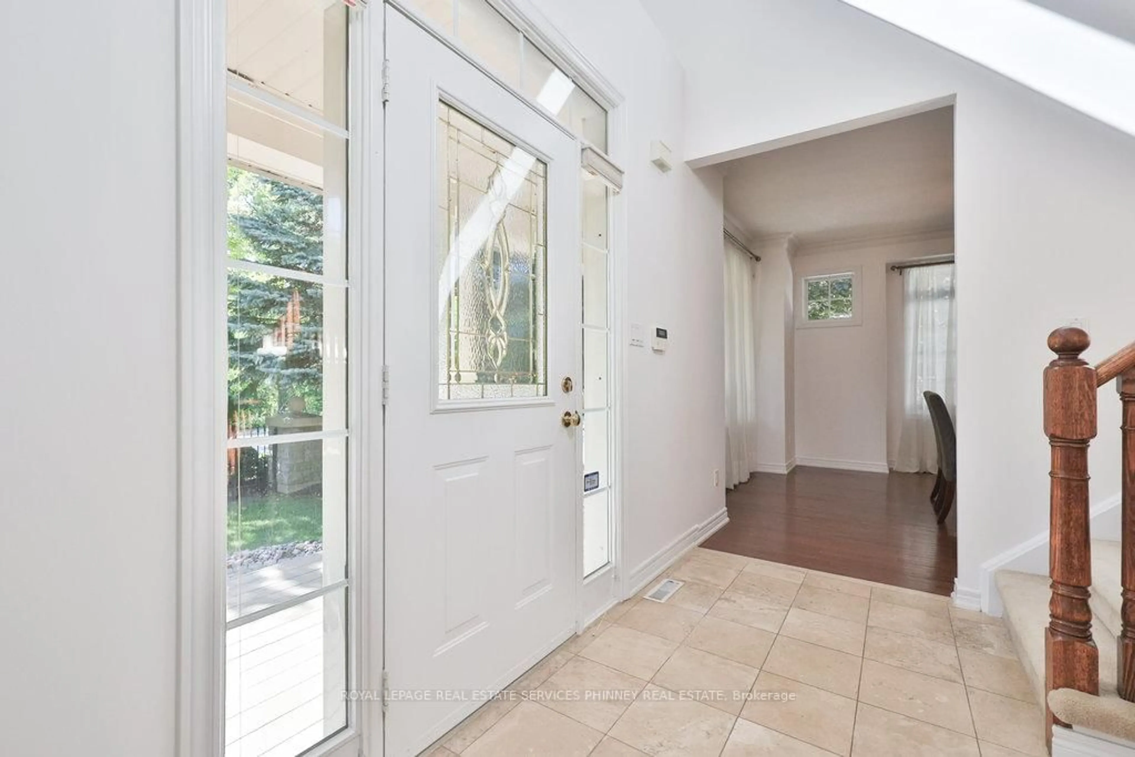 Indoor entryway for 2165 Stavebank Rd #27, Mississauga Ontario L5C 1T3