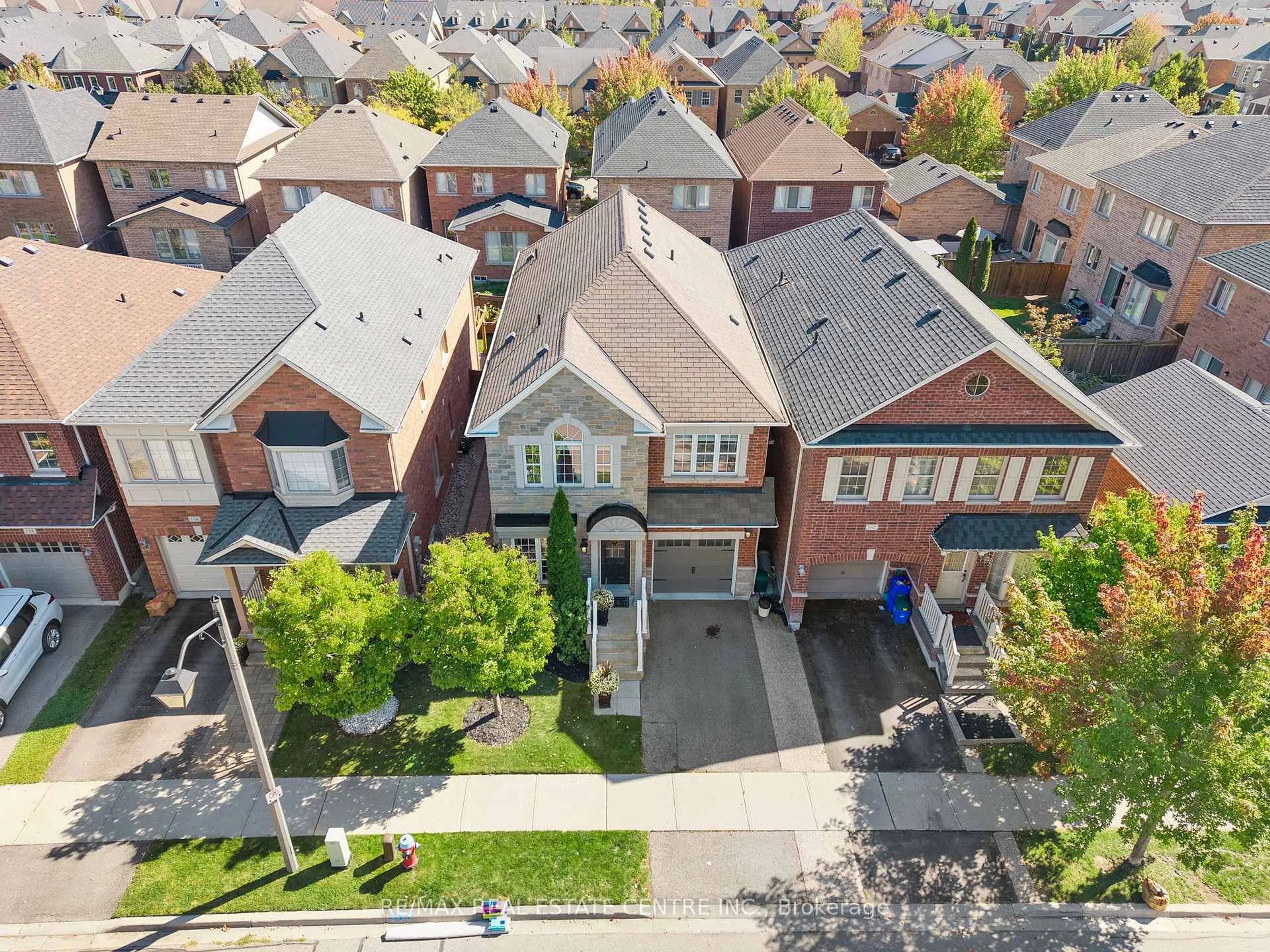 A pic from outside/outdoor area/front of a property/back of a property/a pic from drone, street for 160 Mccready Dr, Milton Ontario L9T 0V2