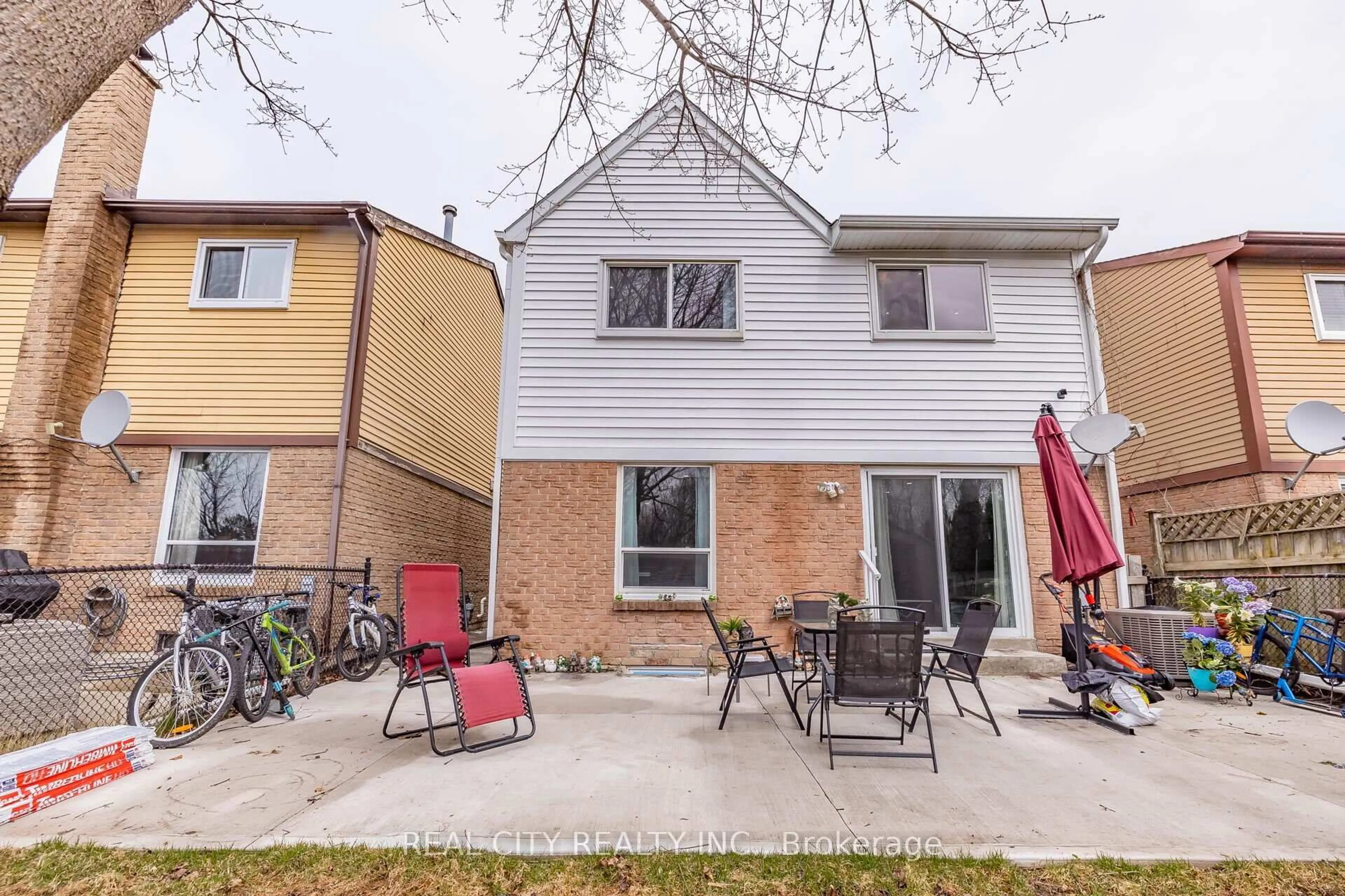 Patio, street for 70 Majestic Cres, Brampton Ontario L6S 3N2