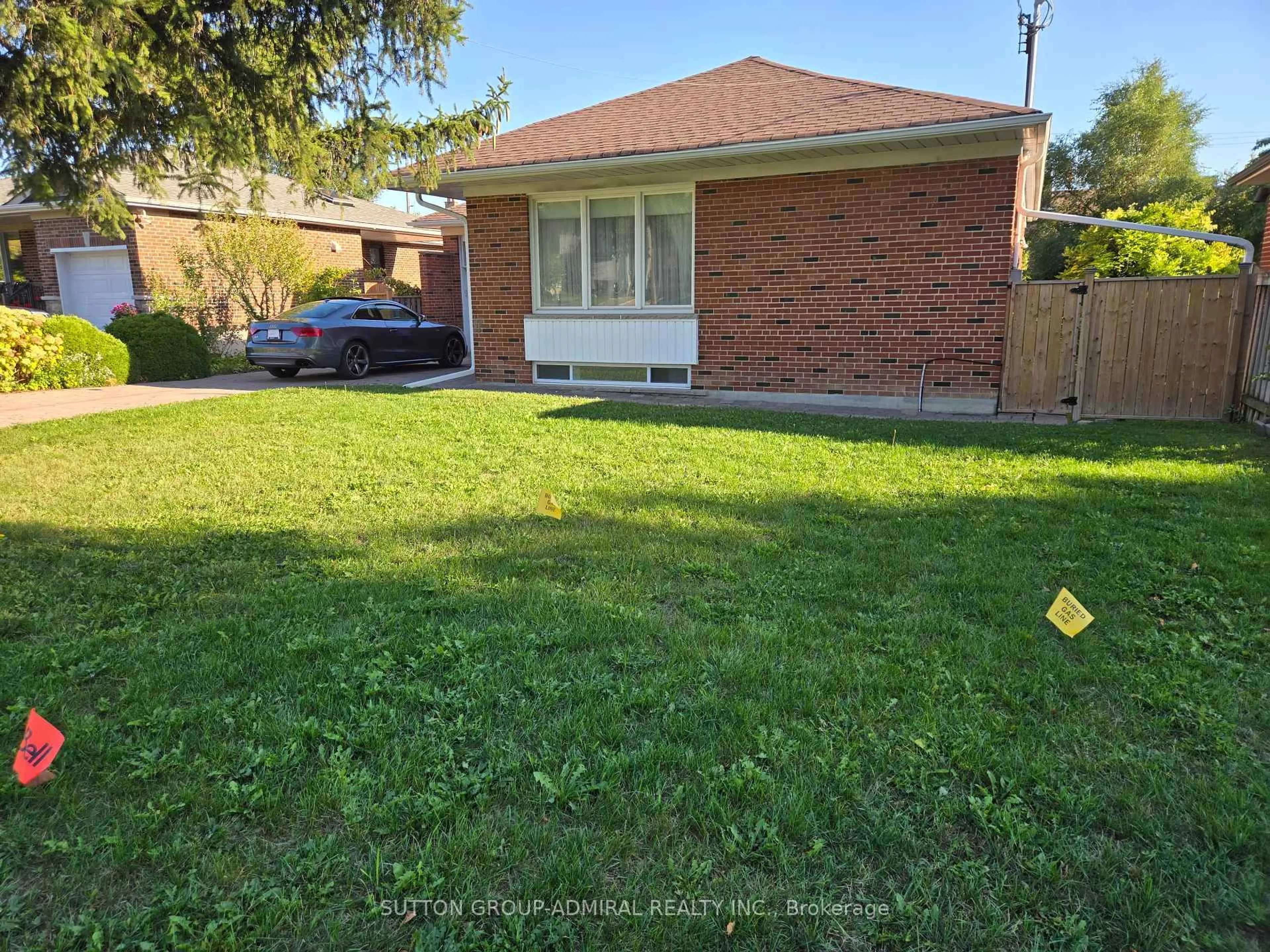 A pic from outside/outdoor area/front of a property/back of a property/a pic from drone, street for 261 Epsom Downs Dr, Toronto Ontario M3M 1T3