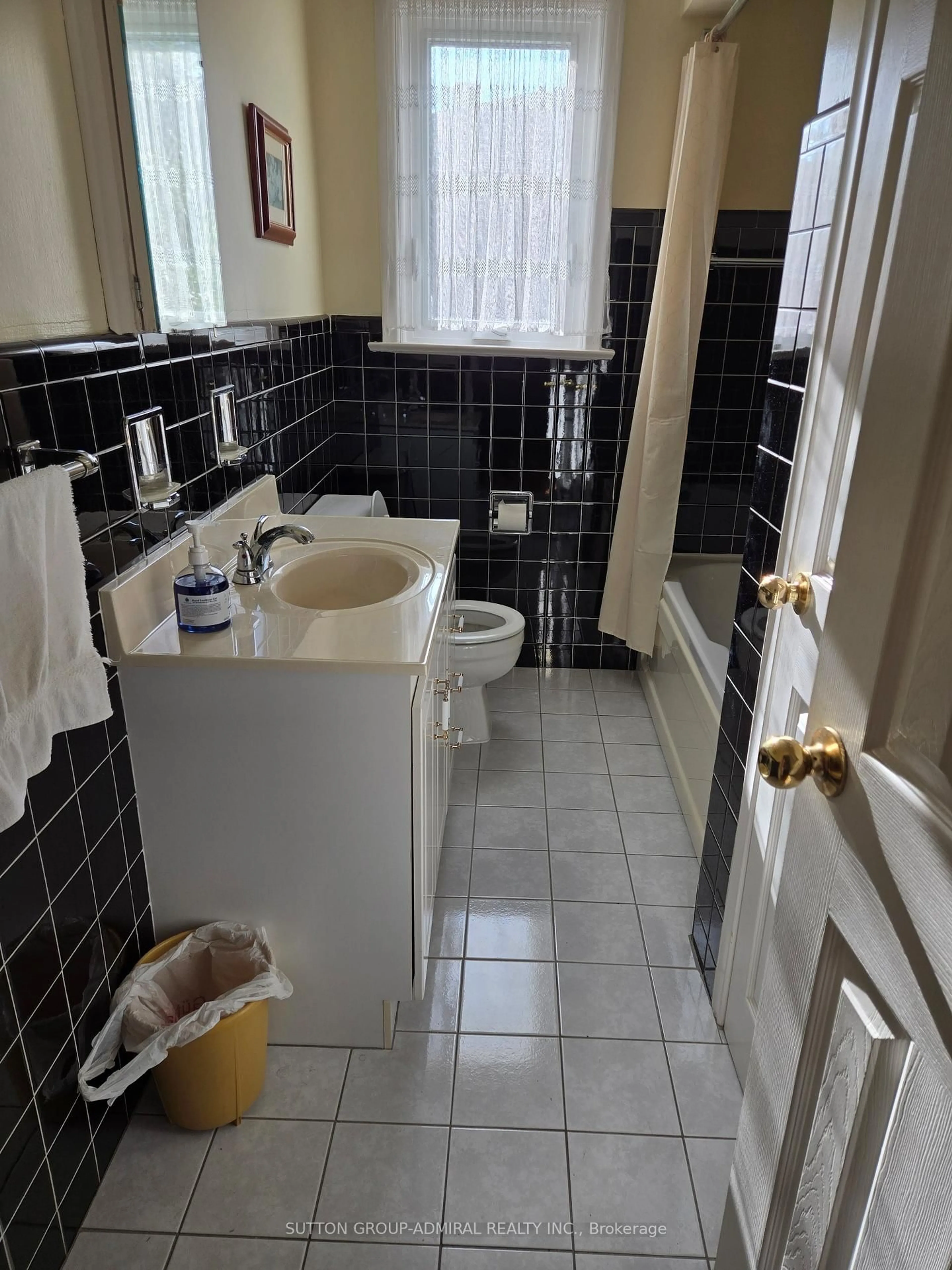 Standard bathroom, ceramic/tile floor for 261 Epsom Downs Dr, Toronto Ontario M3M 1T3