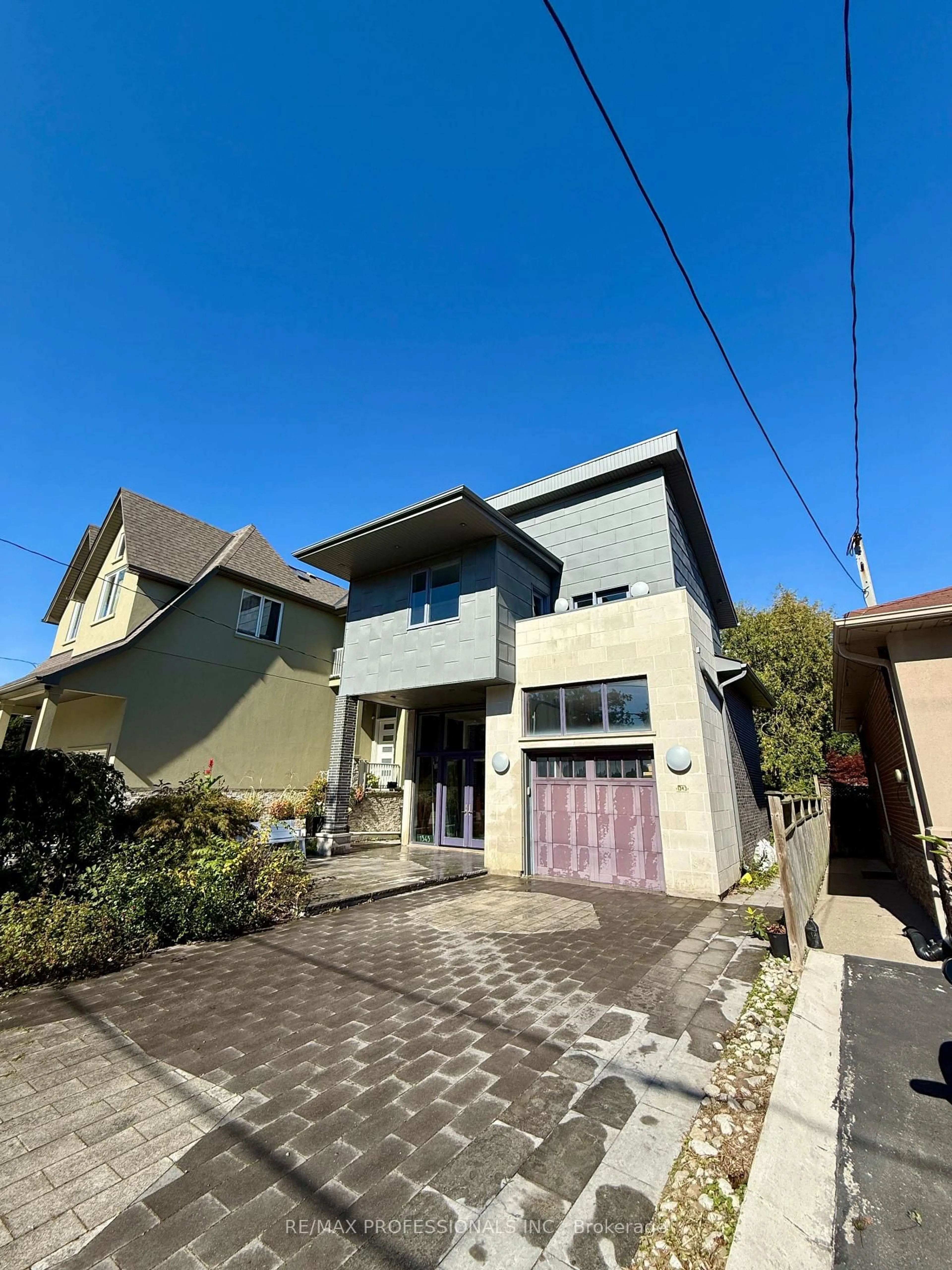 A pic from outside/outdoor area/front of a property/back of a property/a pic from drone, street for 1343 Alexandra Ave, Mississauga Ontario L5E 2A8