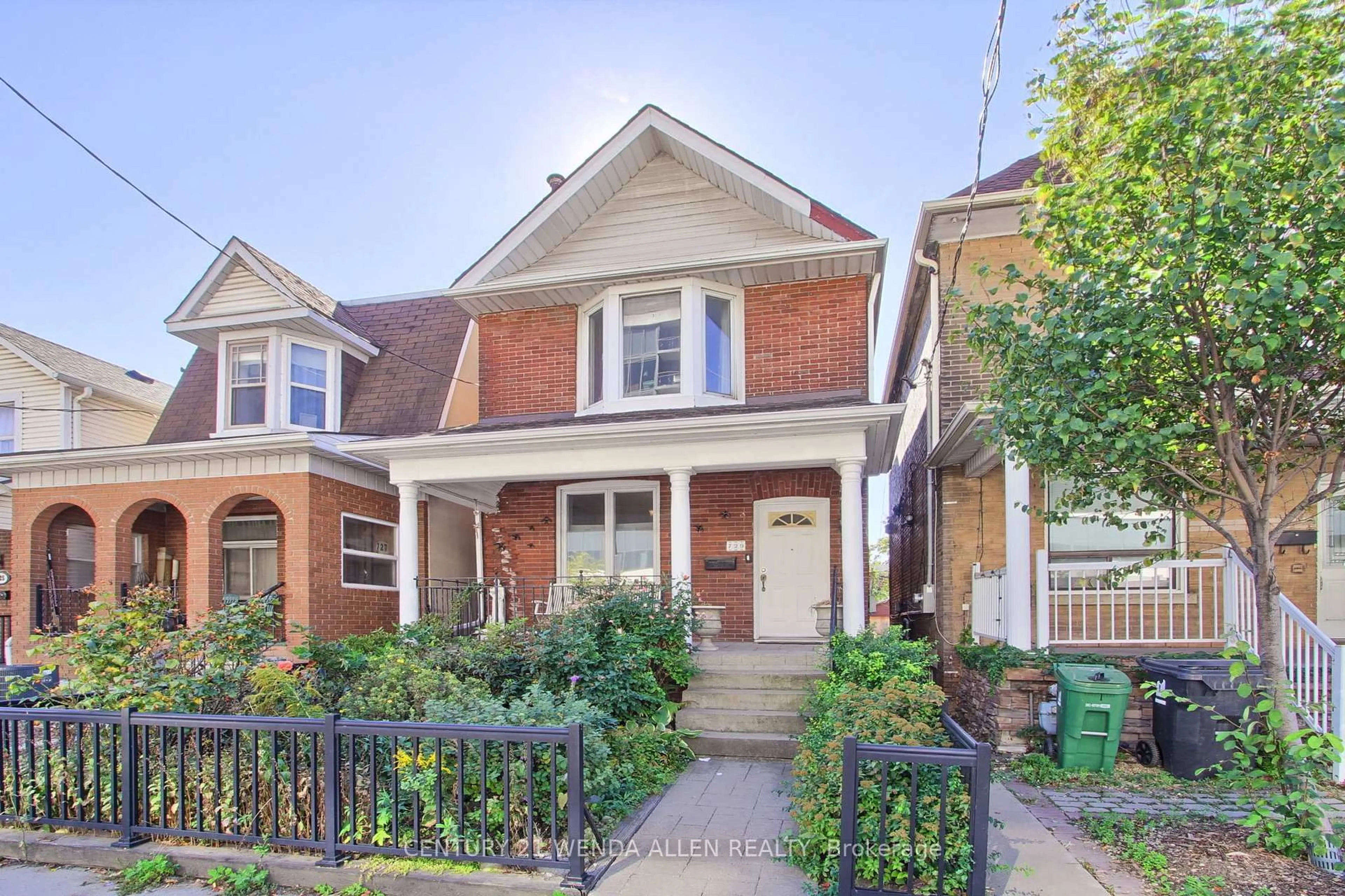 Home with brick exterior material, street for 729 Dupont St, Toronto Ontario M6G 1Z5
