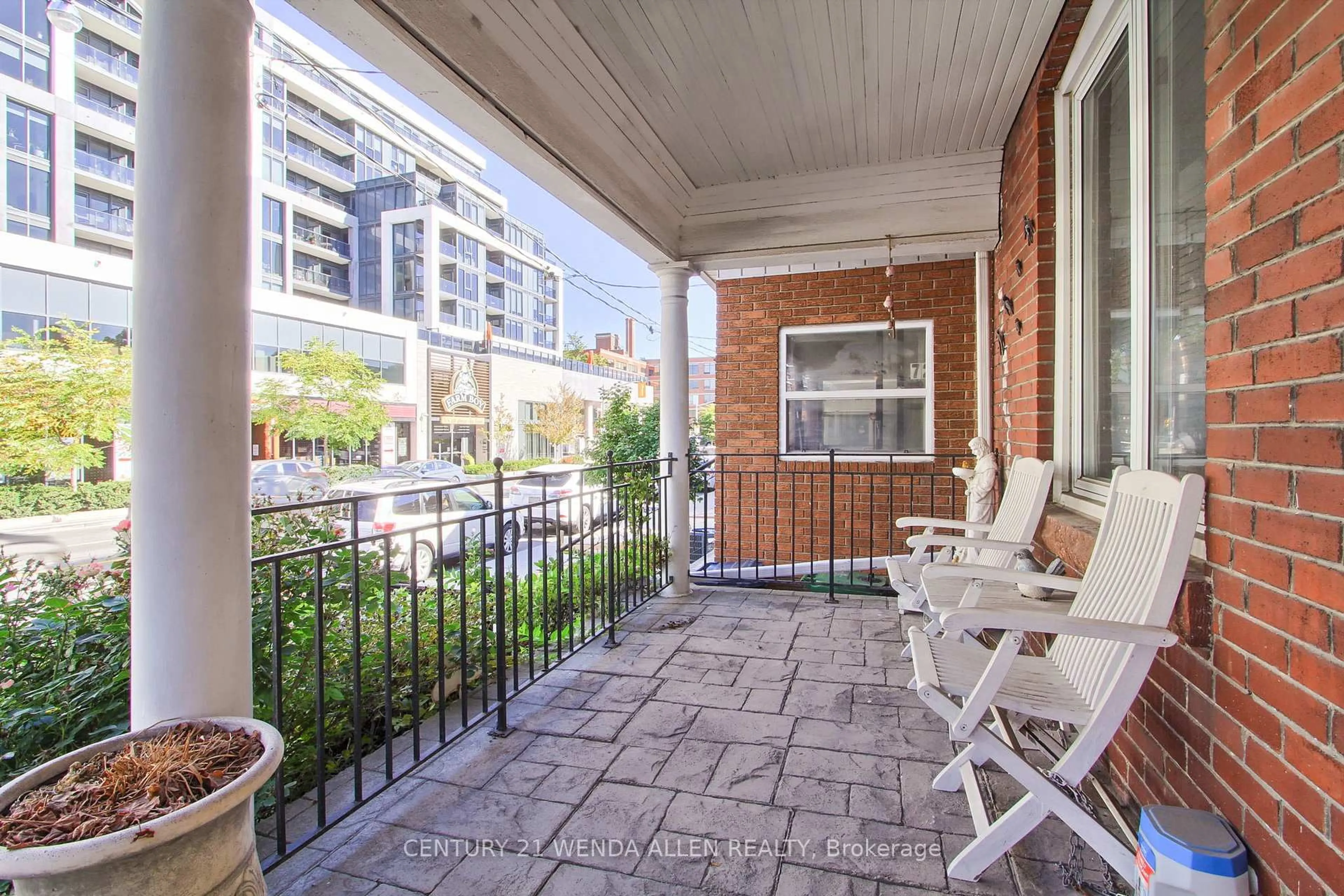 Patio, street for 729 Dupont St, Toronto Ontario M6G 1Z5