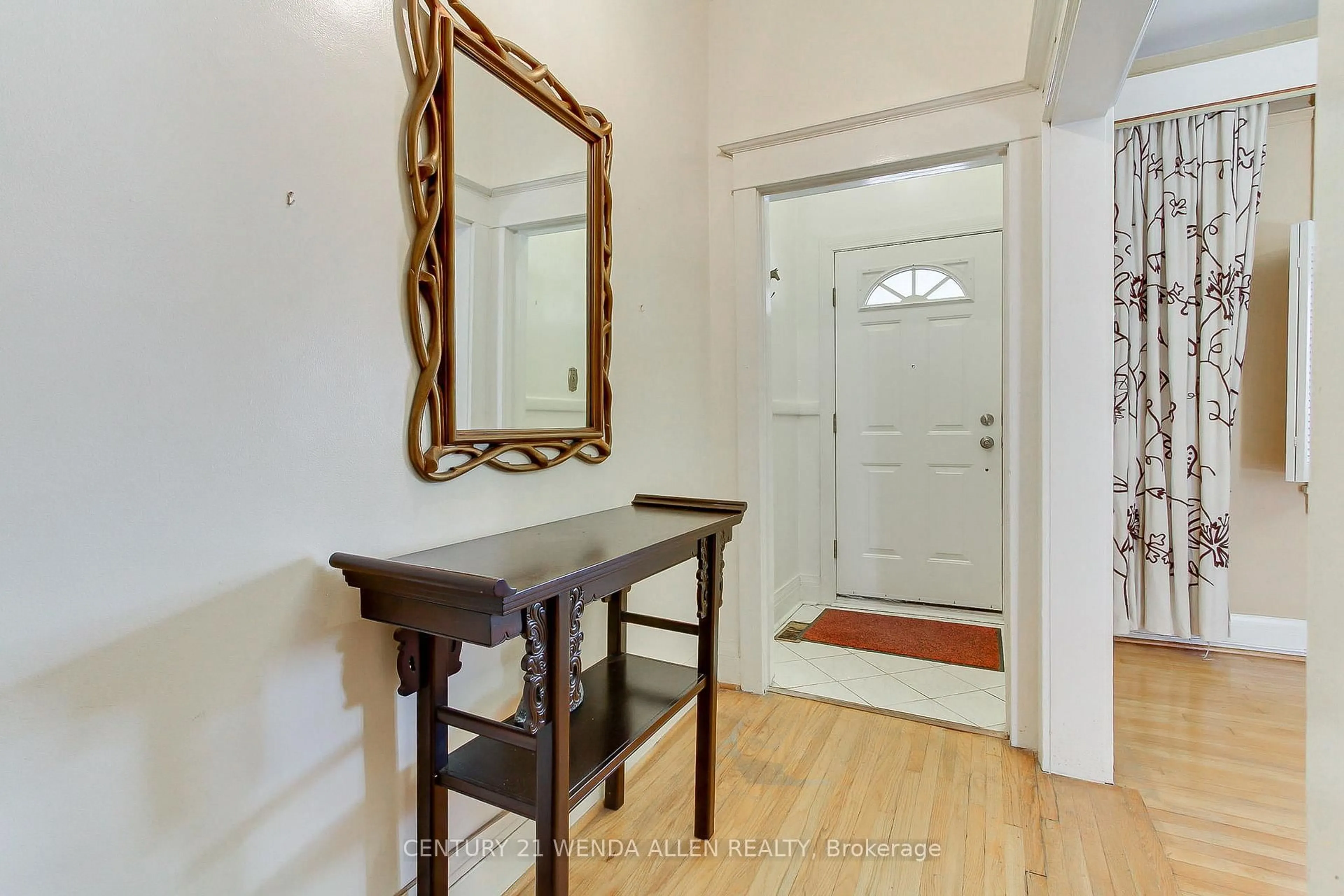 Indoor entryway for 729 Dupont St, Toronto Ontario M6G 1Z5