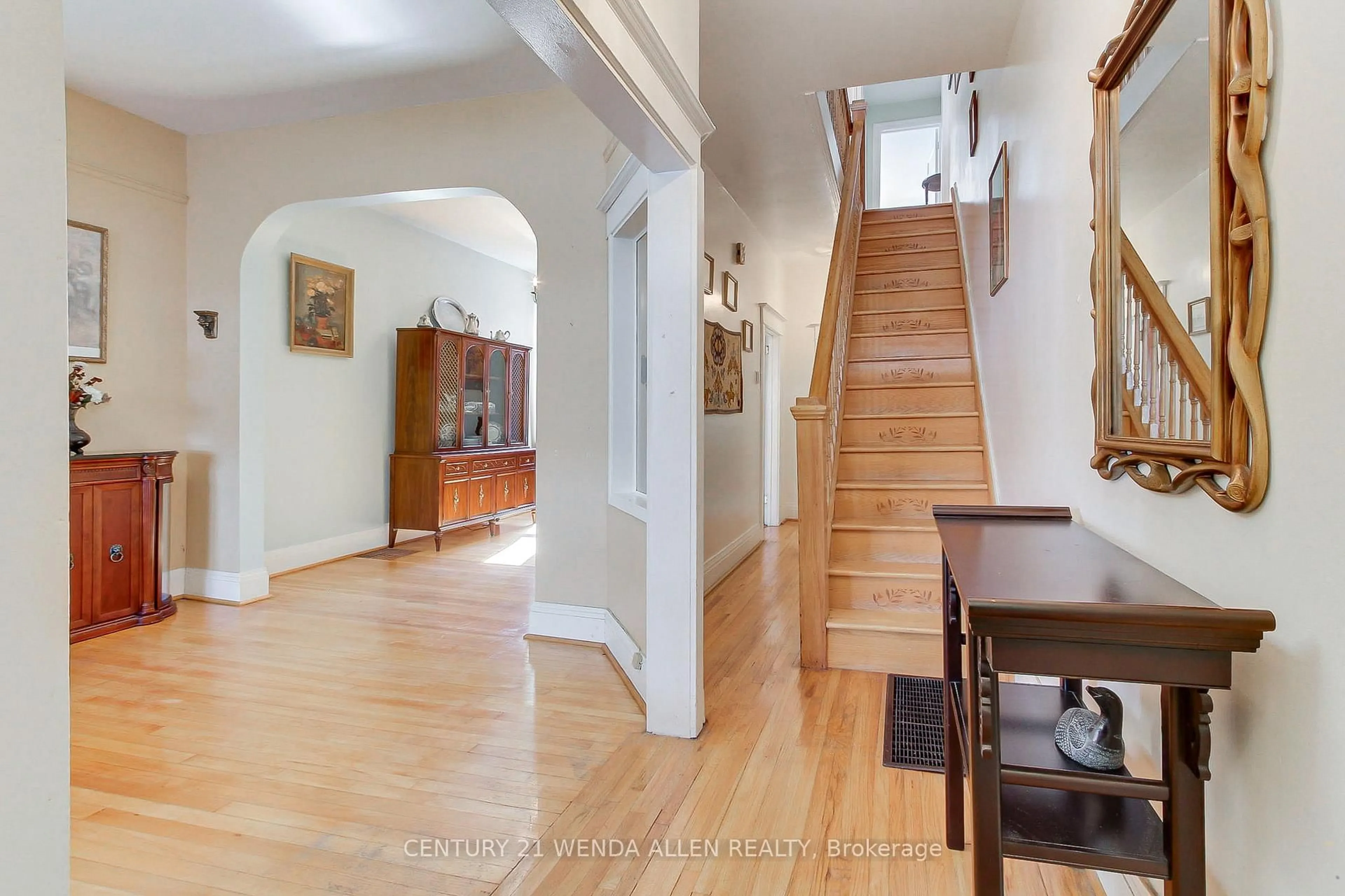 Indoor foyer for 729 Dupont St, Toronto Ontario M6G 1Z5