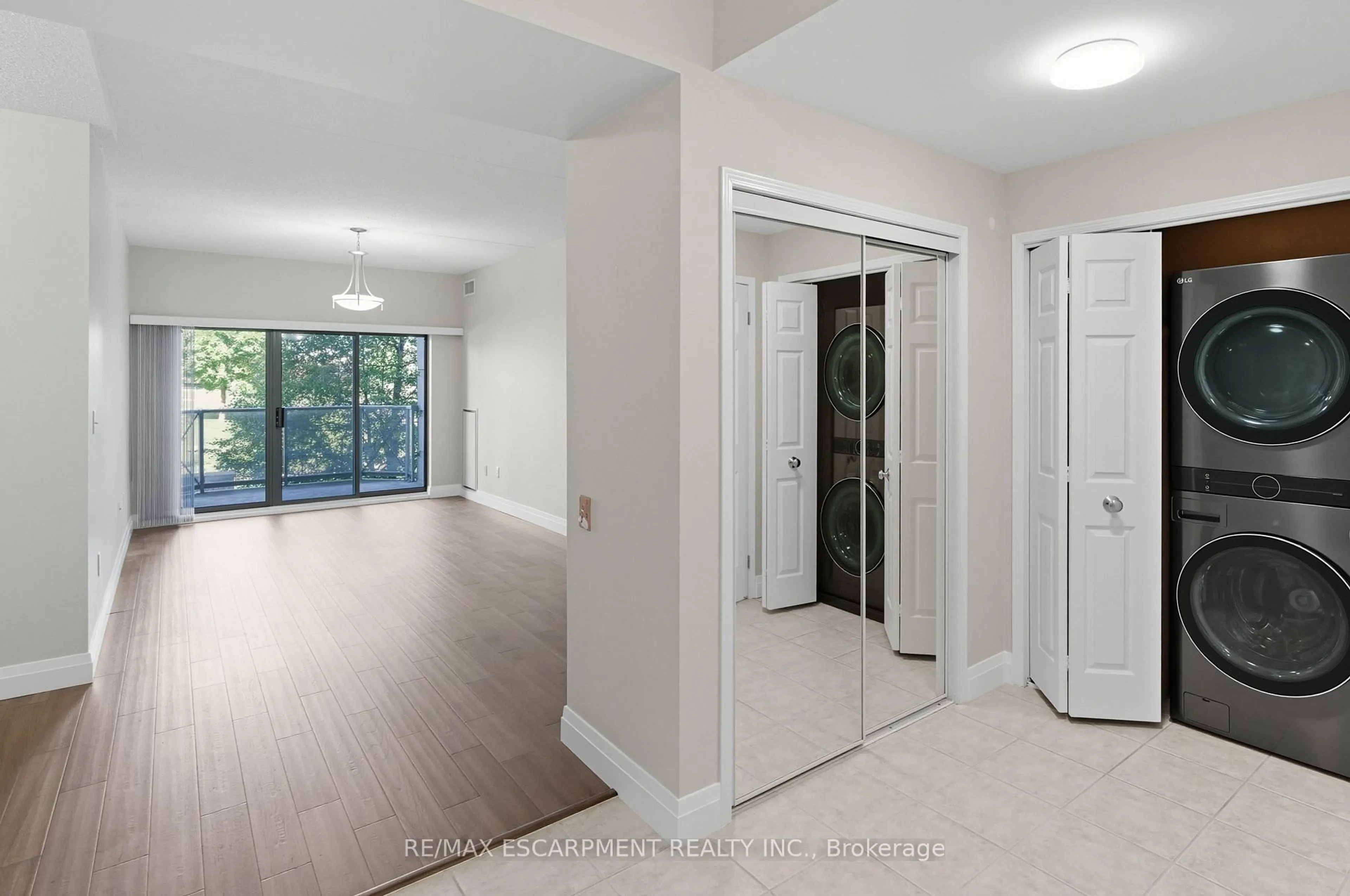 Indoor entryway for 2075 Amherst Heights Dr #211, Burlington Ontario L7P 5B8
