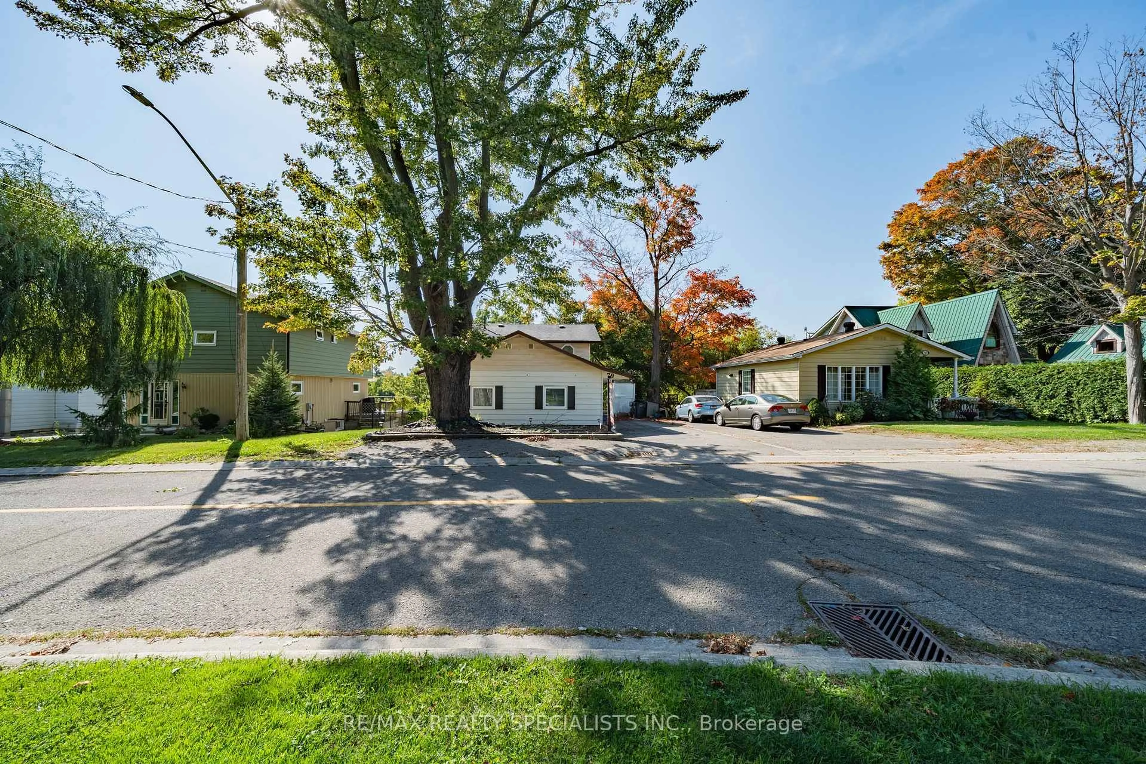 A pic from outside/outdoor area/front of a property/back of a property/a pic from drone, street for 79 River Rd, Brampton Ontario L6X 0A8