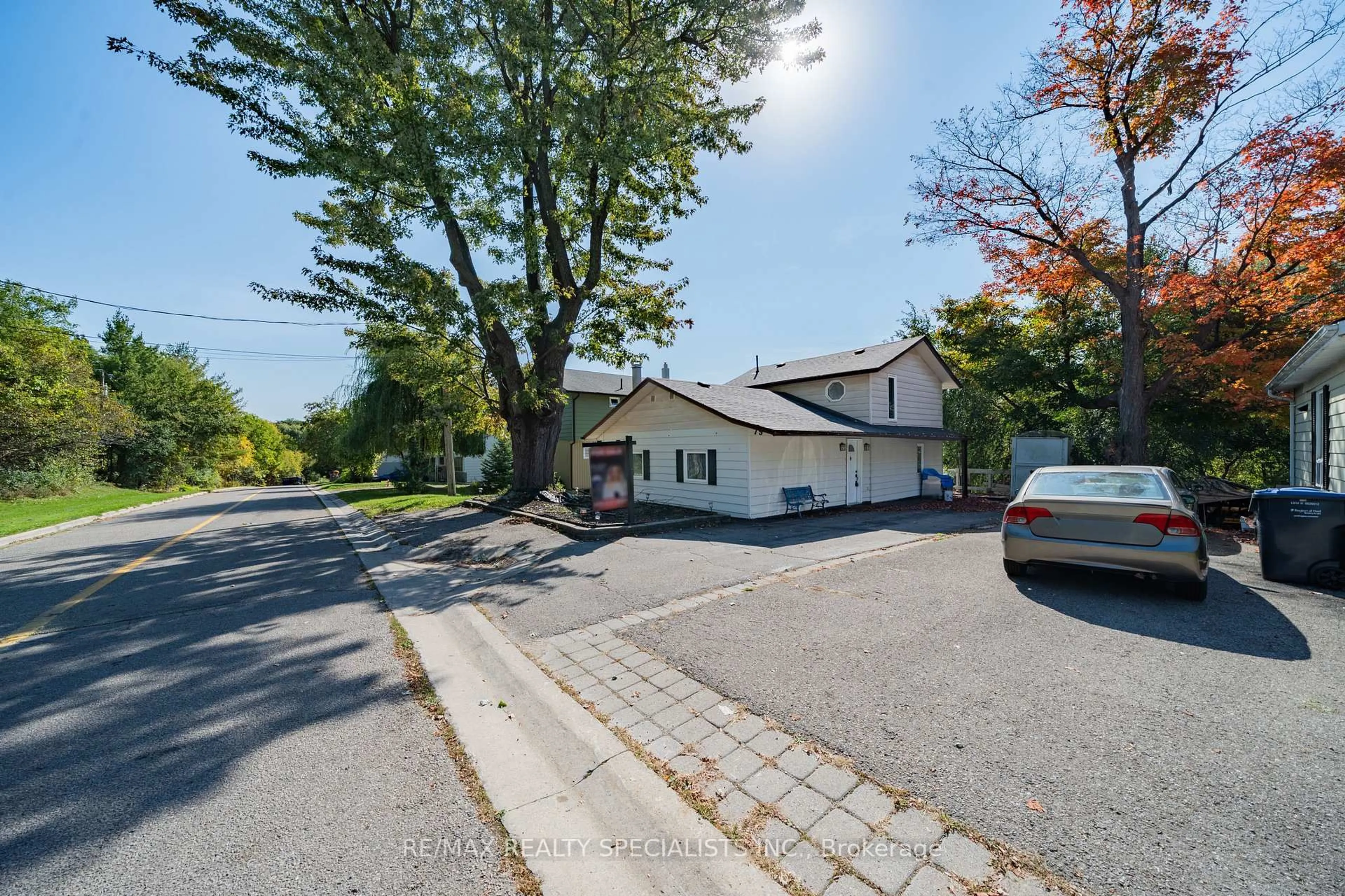 A pic from outside/outdoor area/front of a property/back of a property/a pic from drone, street for 79 River Rd, Brampton Ontario L6X 0A8