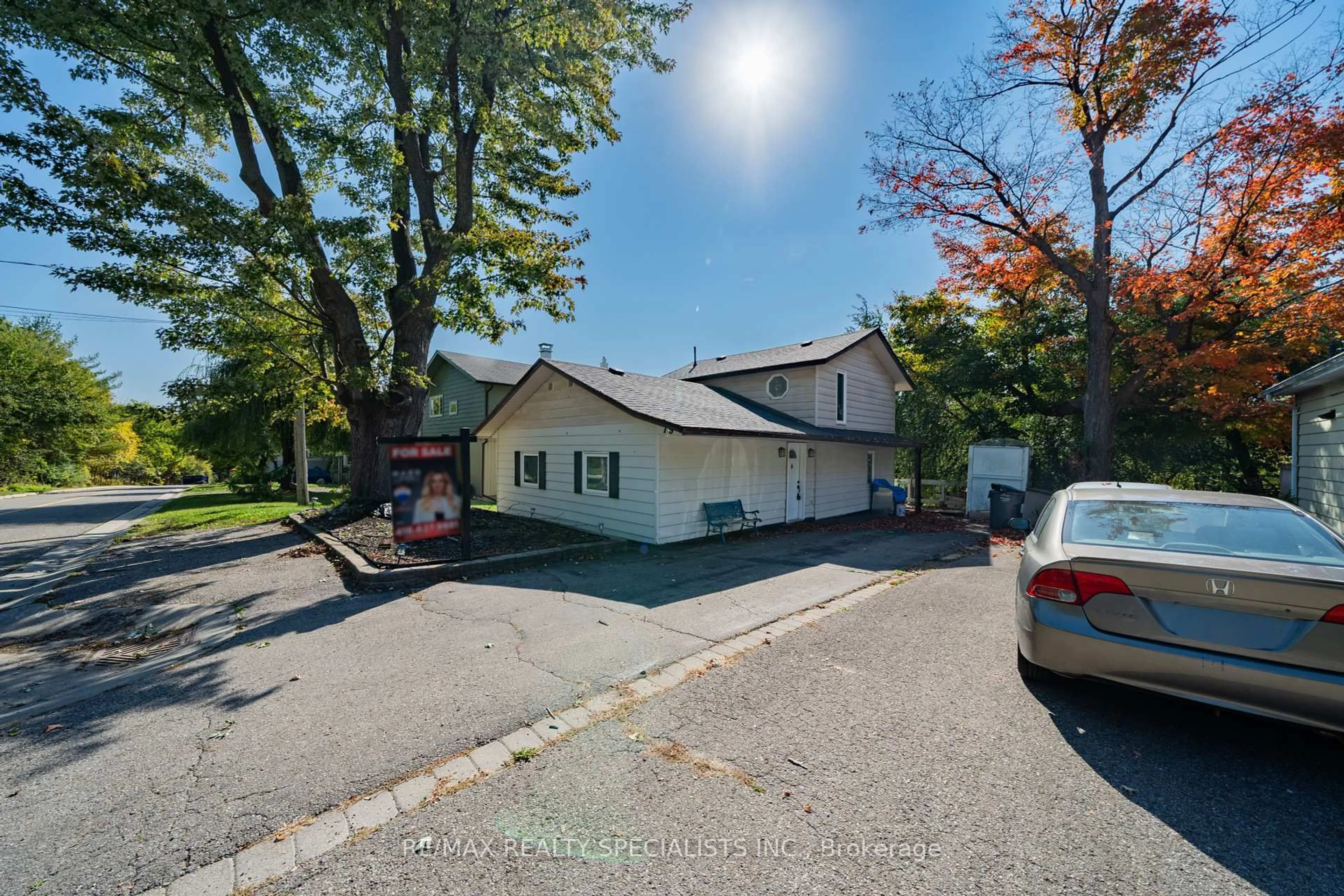 A pic from outside/outdoor area/front of a property/back of a property/a pic from drone, street for 79 River Rd, Brampton Ontario L6X 0A8