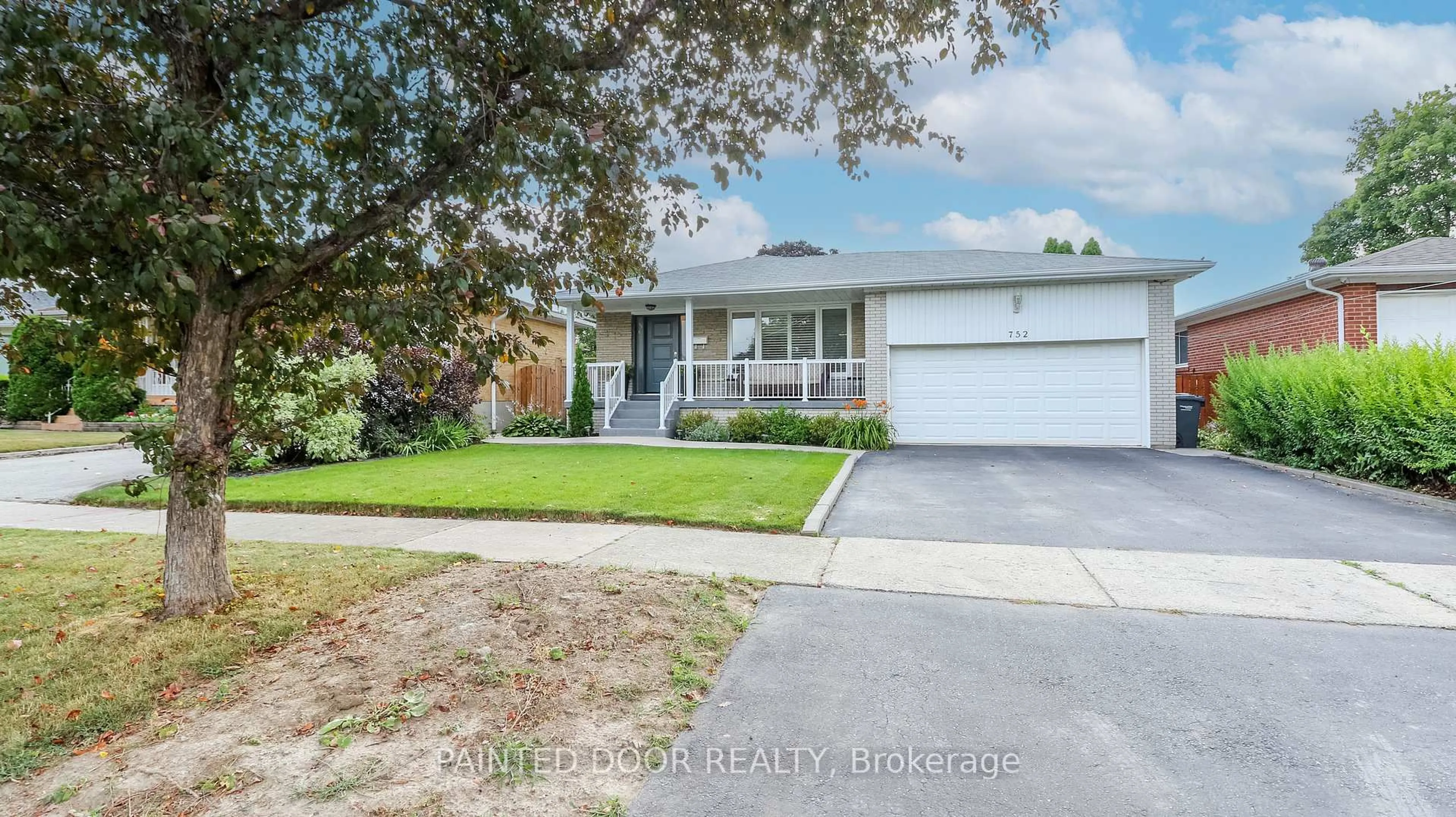 A pic from outside/outdoor area/front of a property/back of a property/a pic from drone, street for 752 Silcote Rd, Mississauga Ontario L4Y 2R6