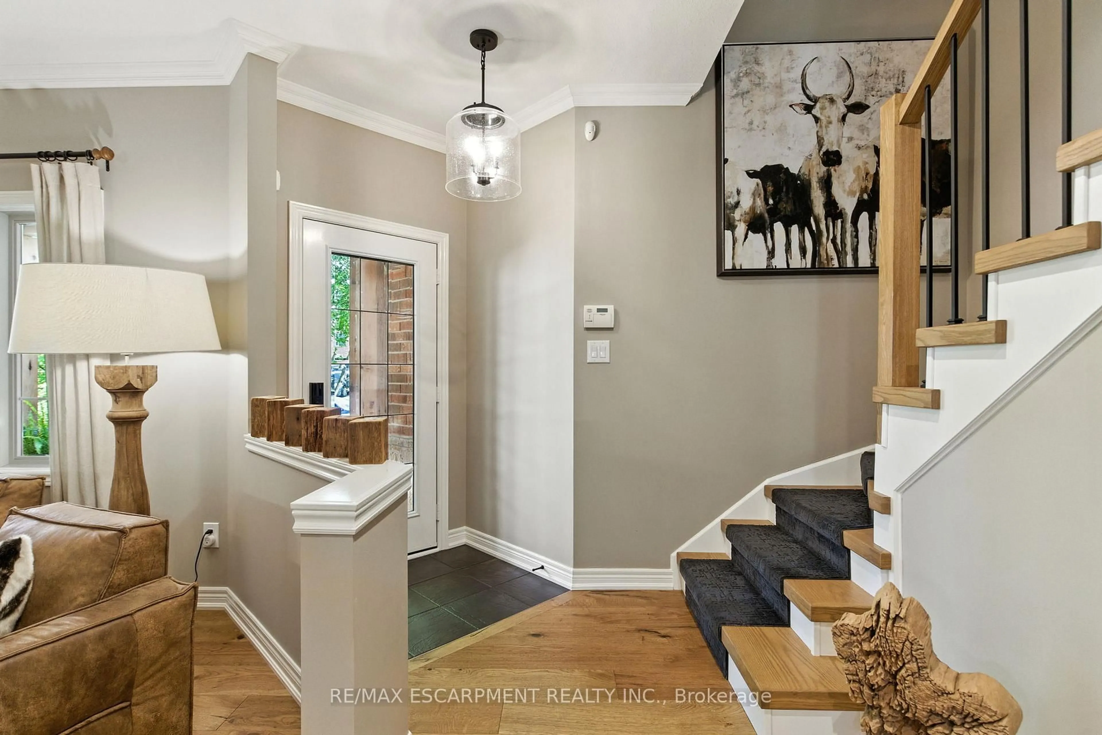 Indoor entryway for 587 Sandcherry Dr, Burlington Ontario L7T 4L7