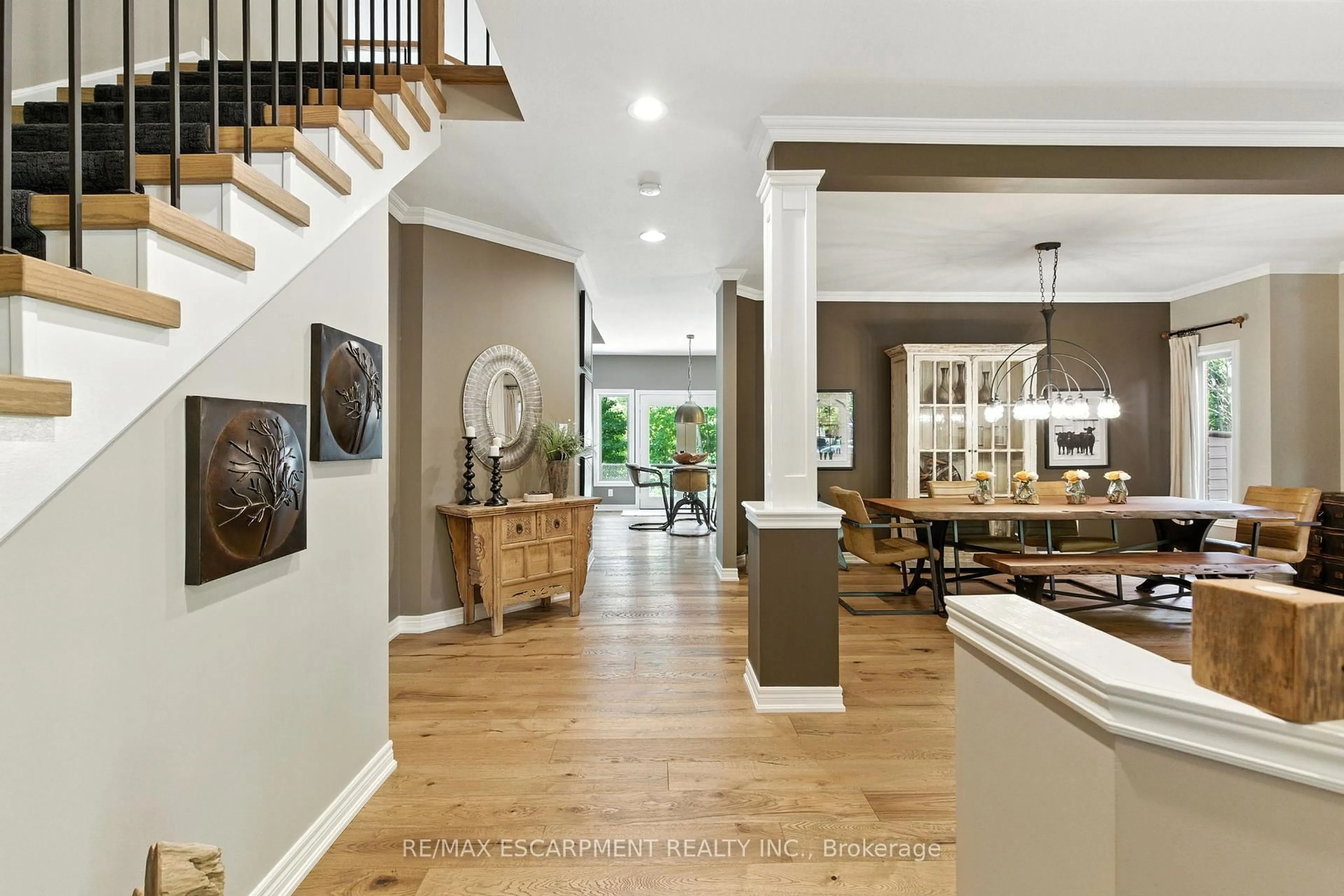 Indoor entryway for 587 Sandcherry Dr, Burlington Ontario L7T 4L7