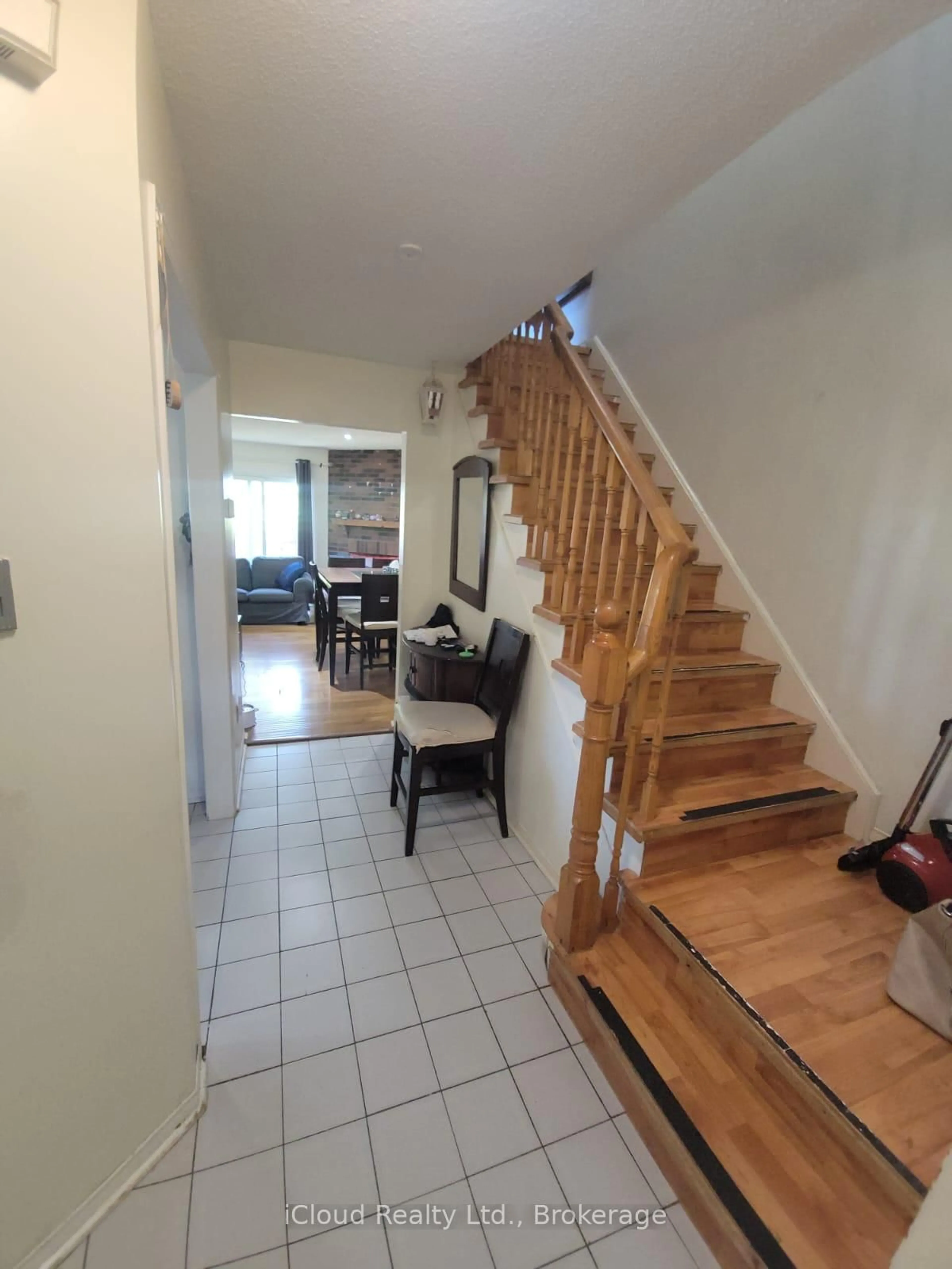Indoor foyer for 4711 Full Moon Circ, Mississauga Ontario L4Z 2L8