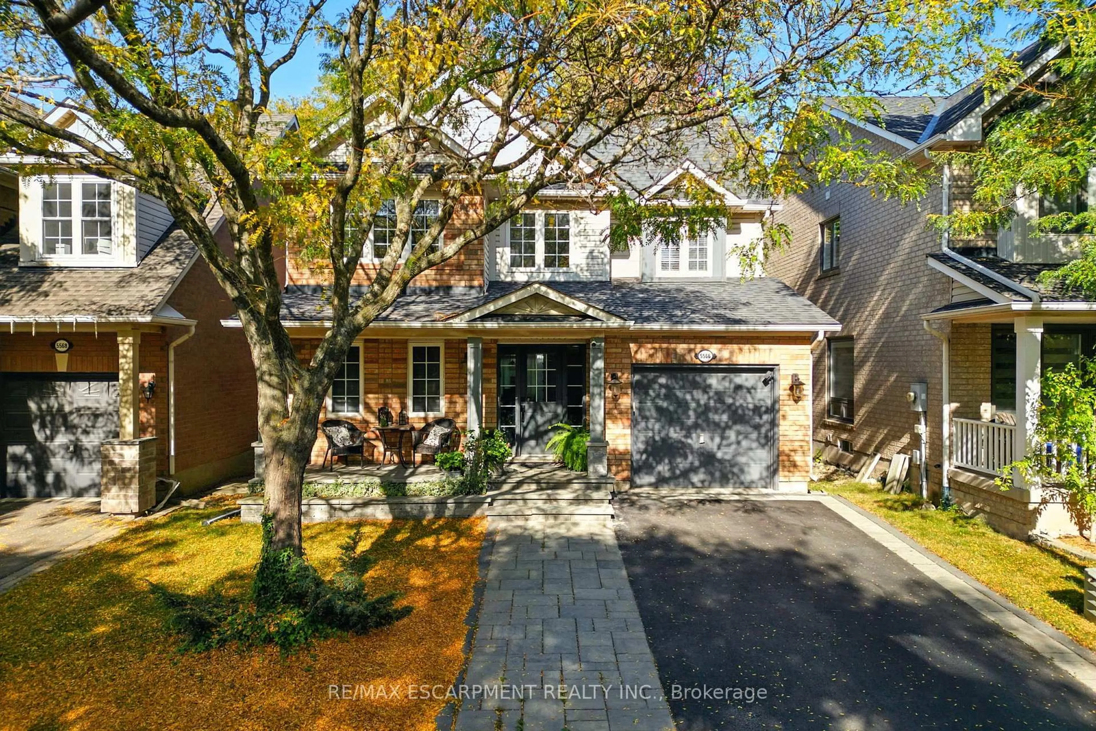 Home with brick exterior material, street for 5566 Thorn Lane, Burlington Ontario L7L 6V8