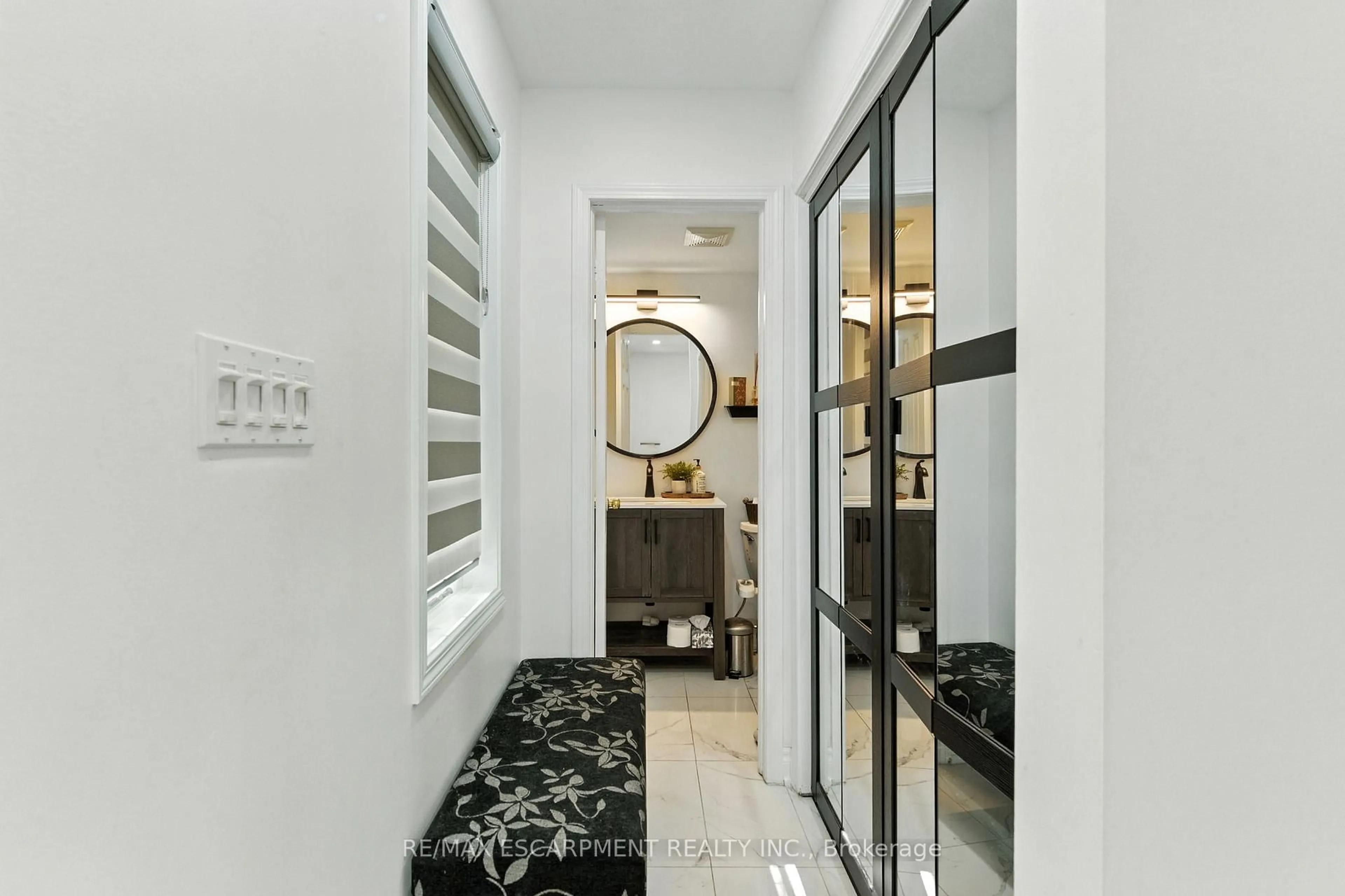 Indoor entryway for 5566 Thorn Lane, Burlington Ontario L7L 6V8