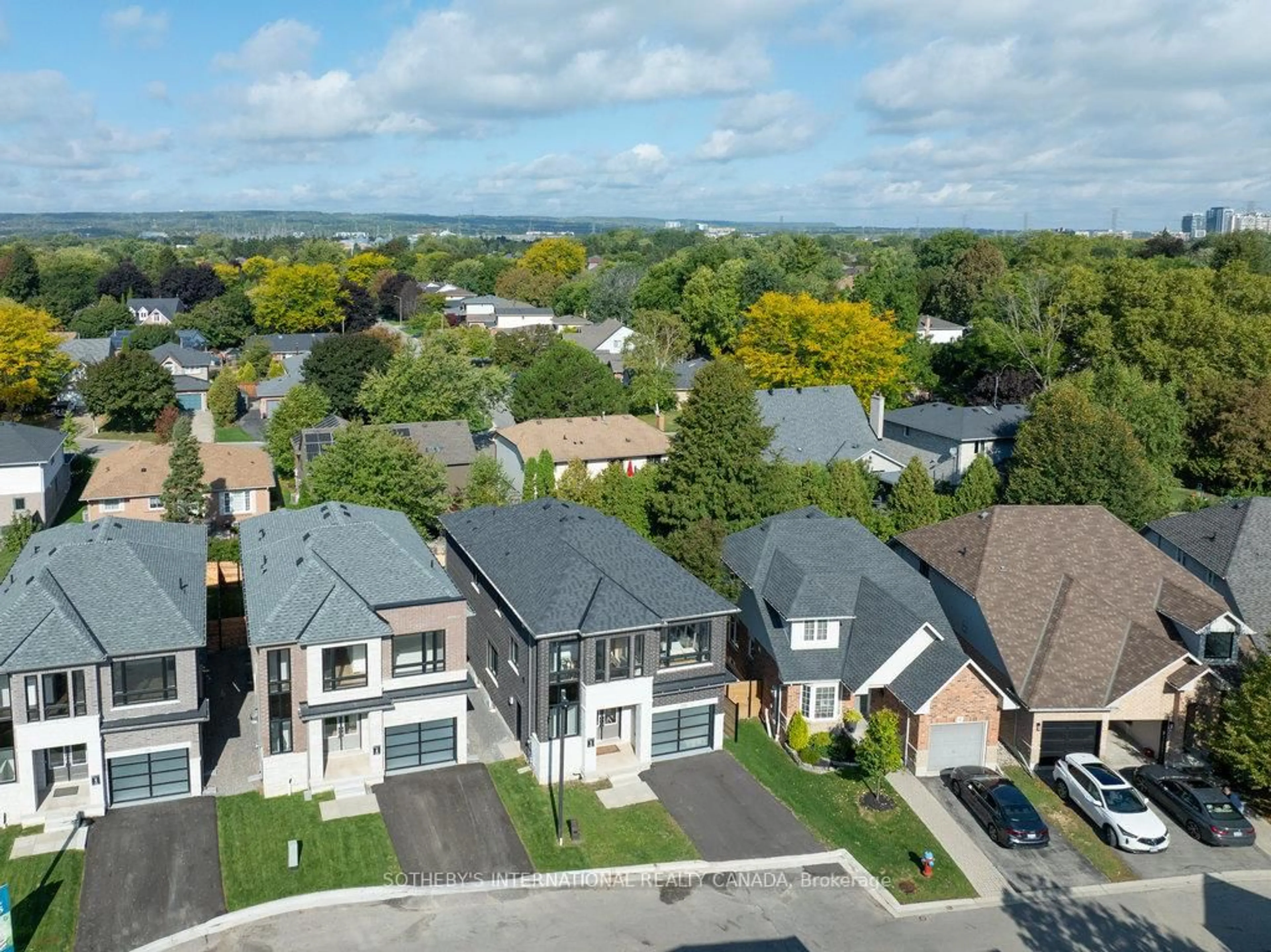 A pic from outside/outdoor area/front of a property/back of a property/a pic from drone, street for 518 Markay Common, Burlington Ontario L7S 0A6
