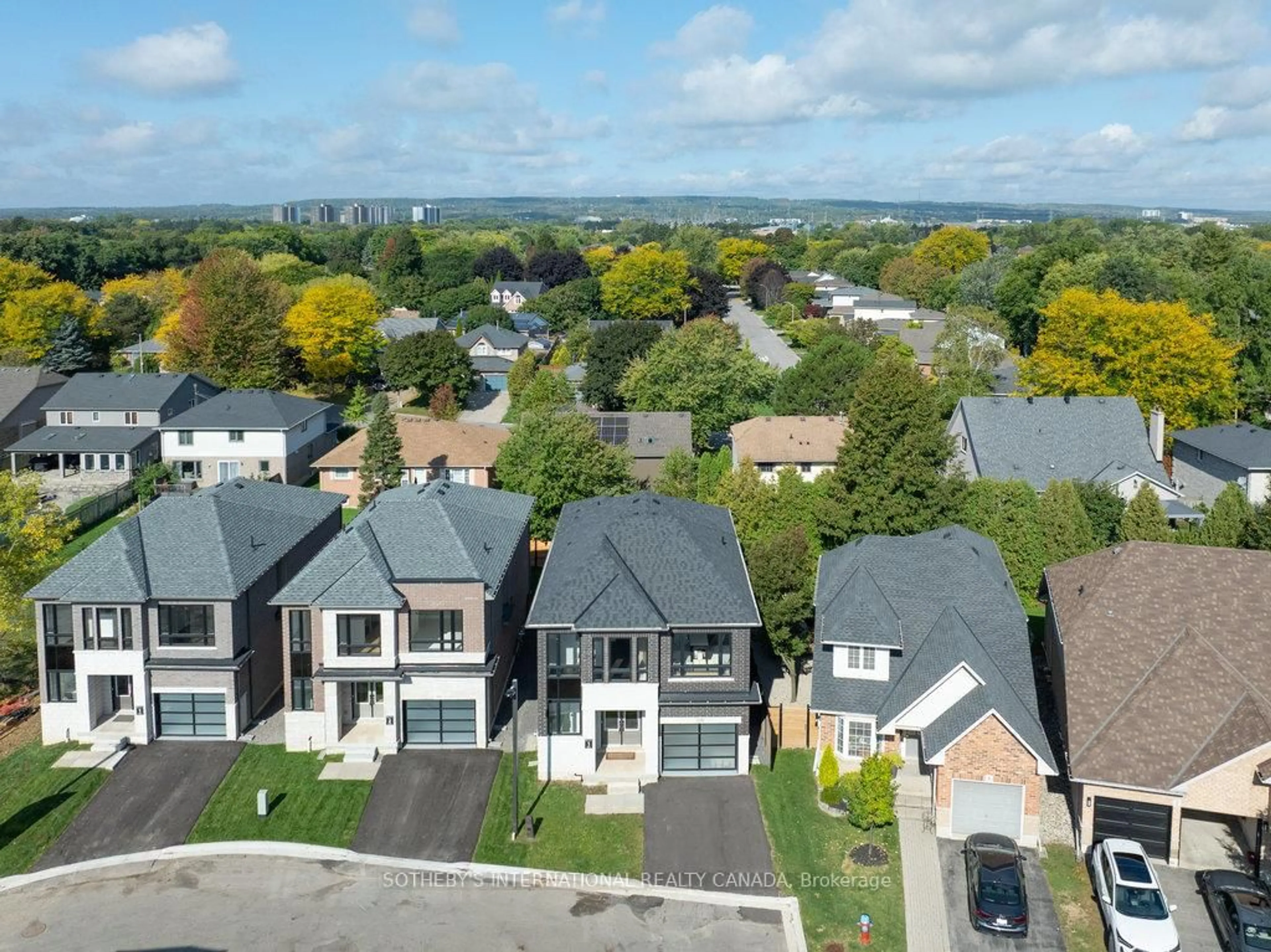 A pic from outside/outdoor area/front of a property/back of a property/a pic from drone, street for 518 Markay Common, Burlington Ontario L7S 0A6