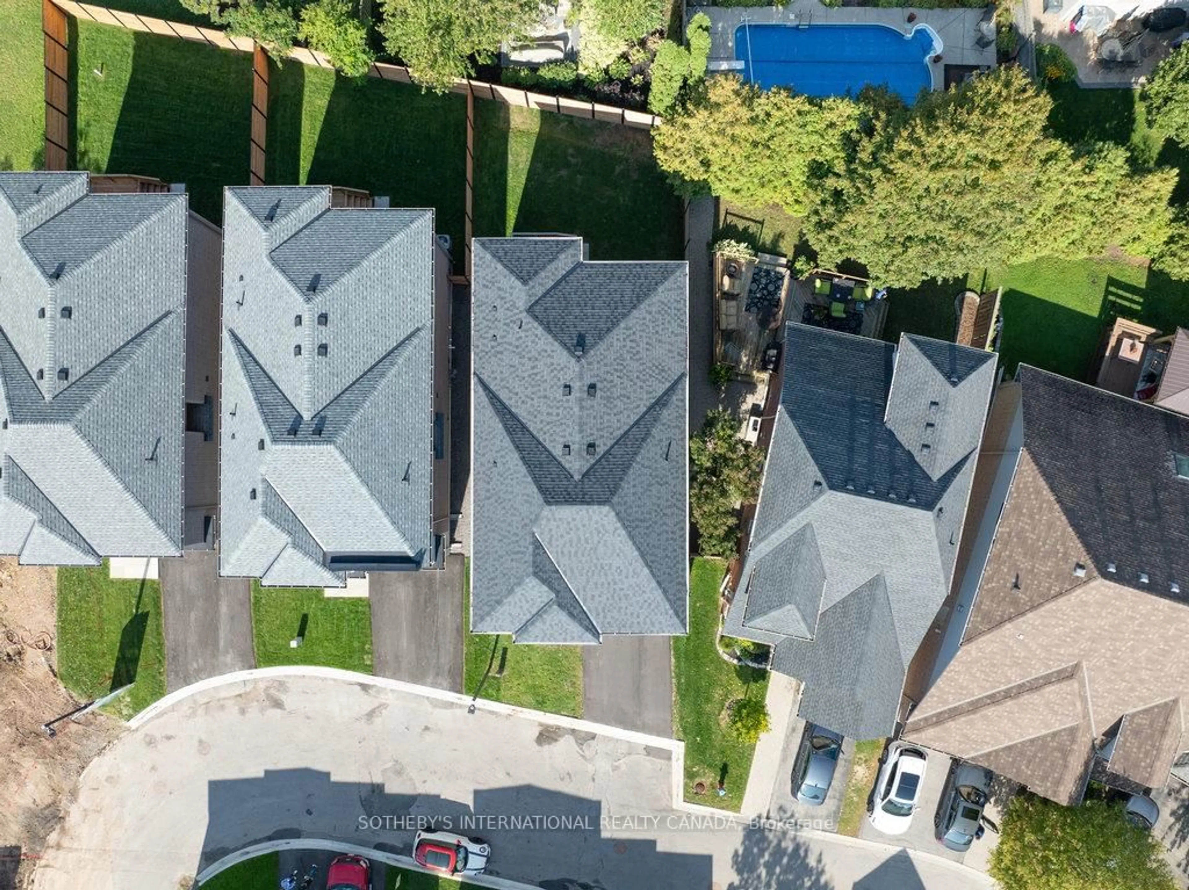 A pic from outside/outdoor area/front of a property/back of a property/a pic from drone, street for 518 Markay Common, Burlington Ontario L7S 0A6